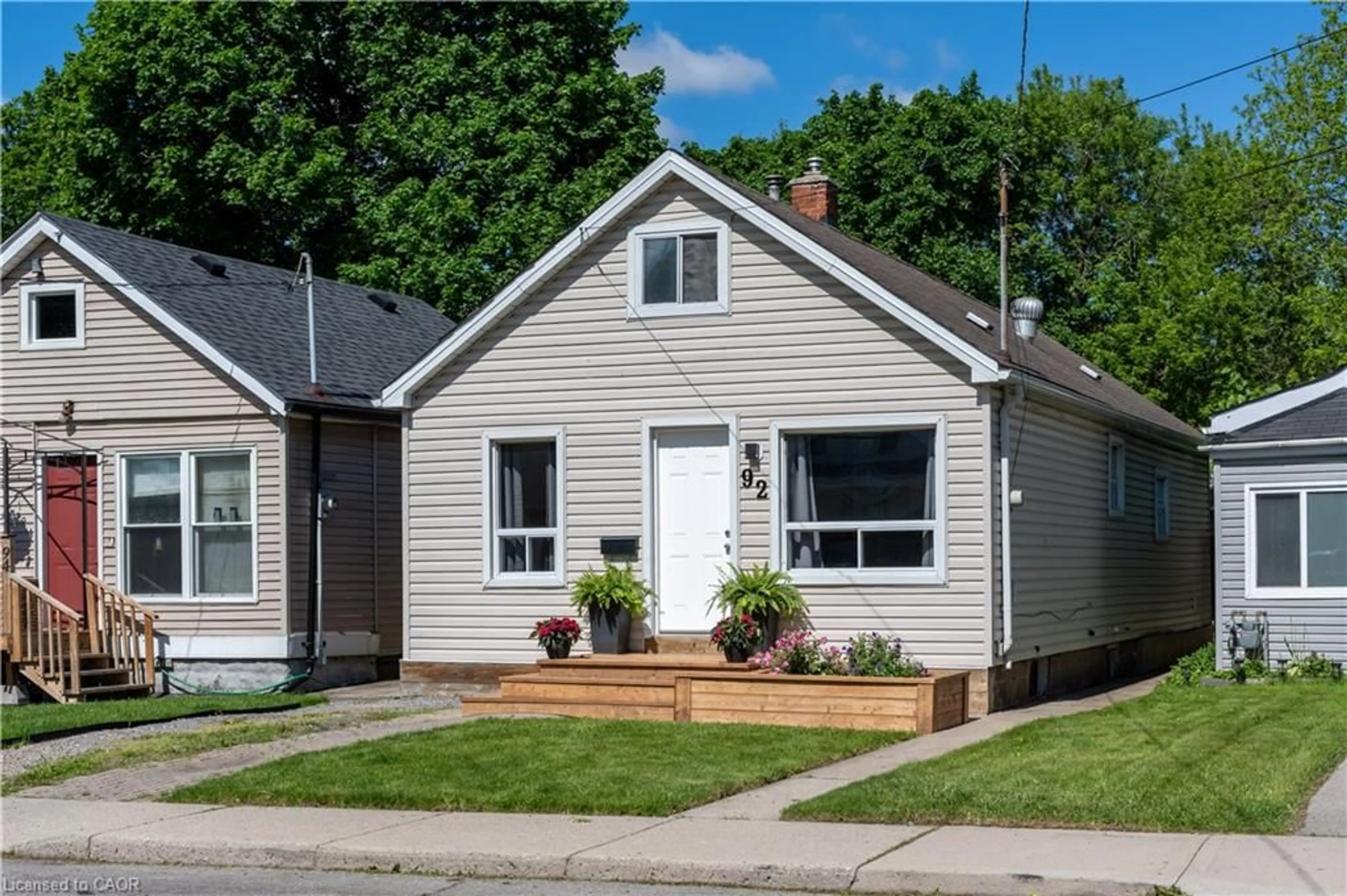 Home with vinyl exterior material, street for 92 East 24th St, Hamilton Ontario L8V 2Y1