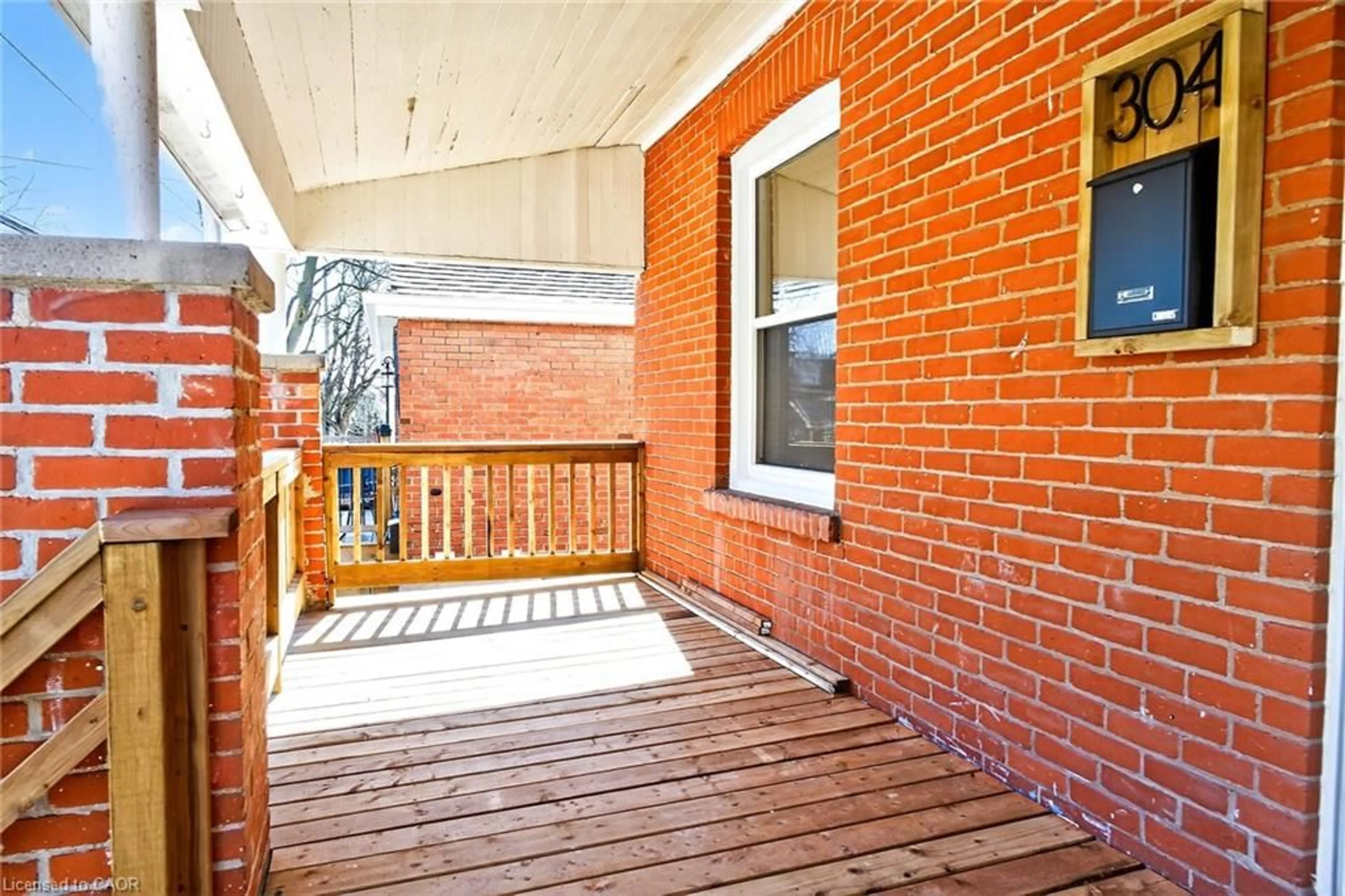 Patio, street for 304 Park St, Dundas Ontario L9H 1Y9