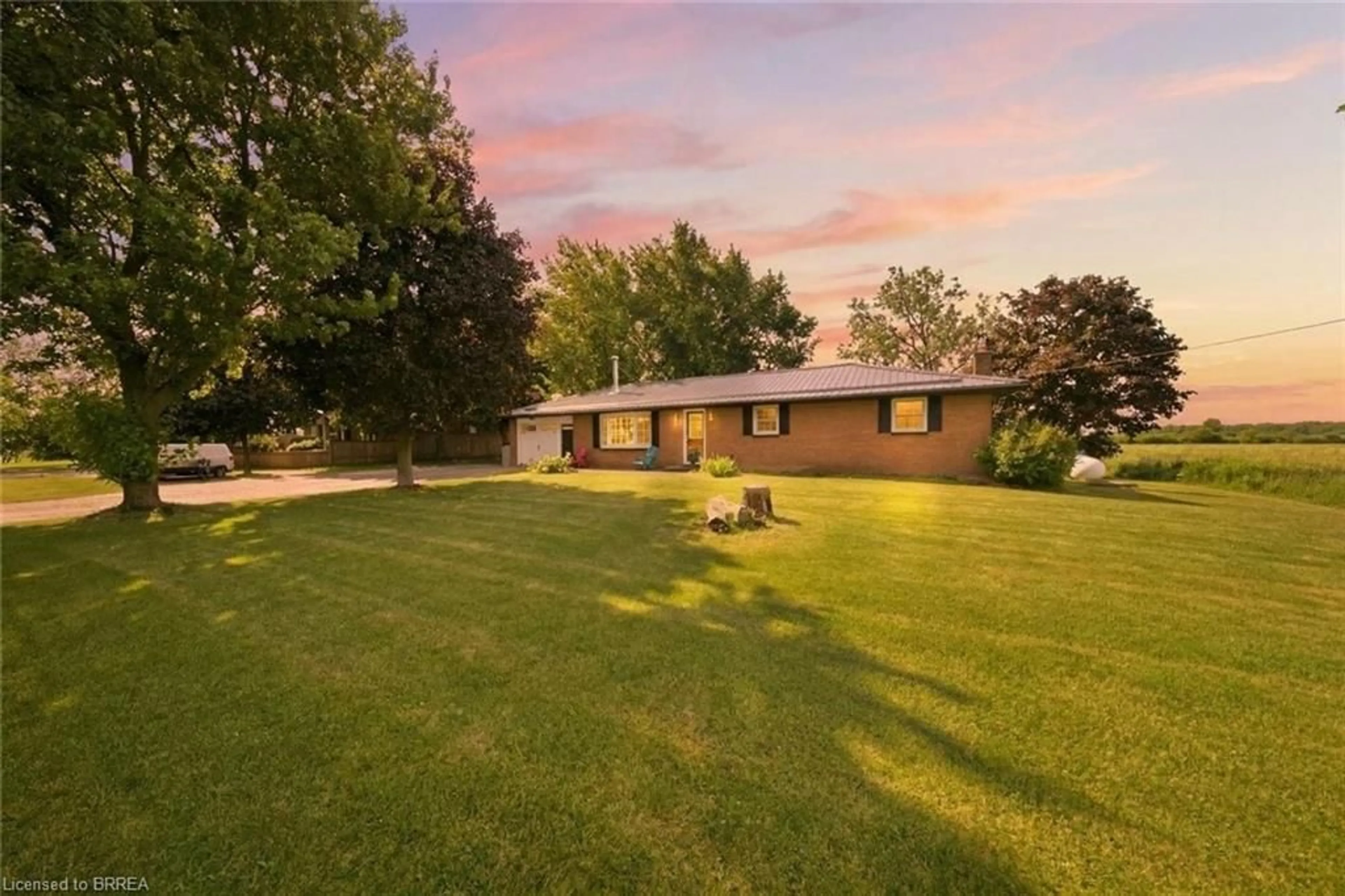 A pic from outside/outdoor area/front of a property/back of a property/a pic from drone, unknown for 1840 Thompson Rd, Waterford Ontario N0E 1Y0