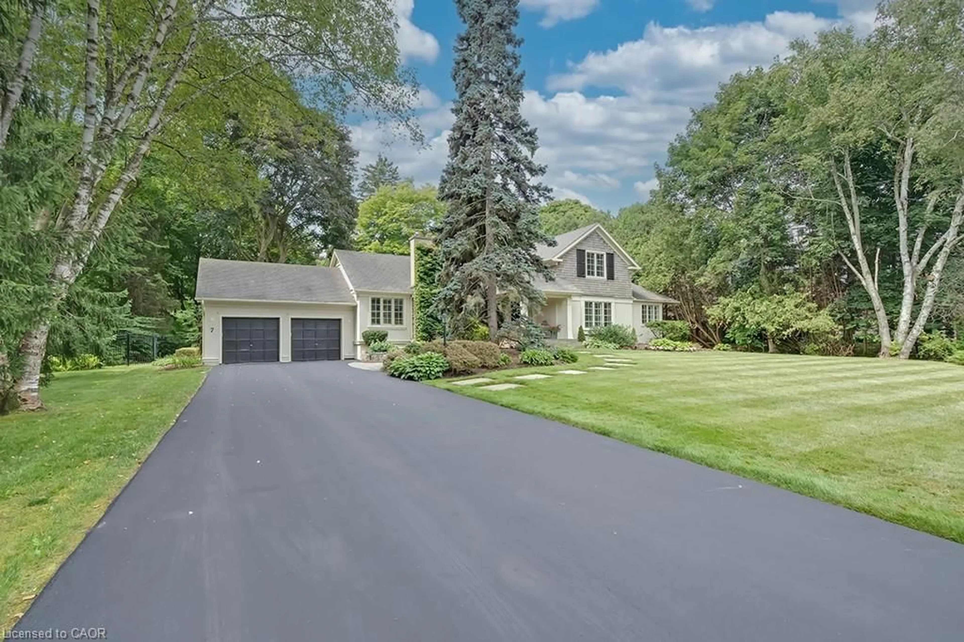 A pic from outside/outdoor area/front of a property/back of a property/a pic from drone, street for 7 Colonial Cres, Oakville Ontario L6J 4K8