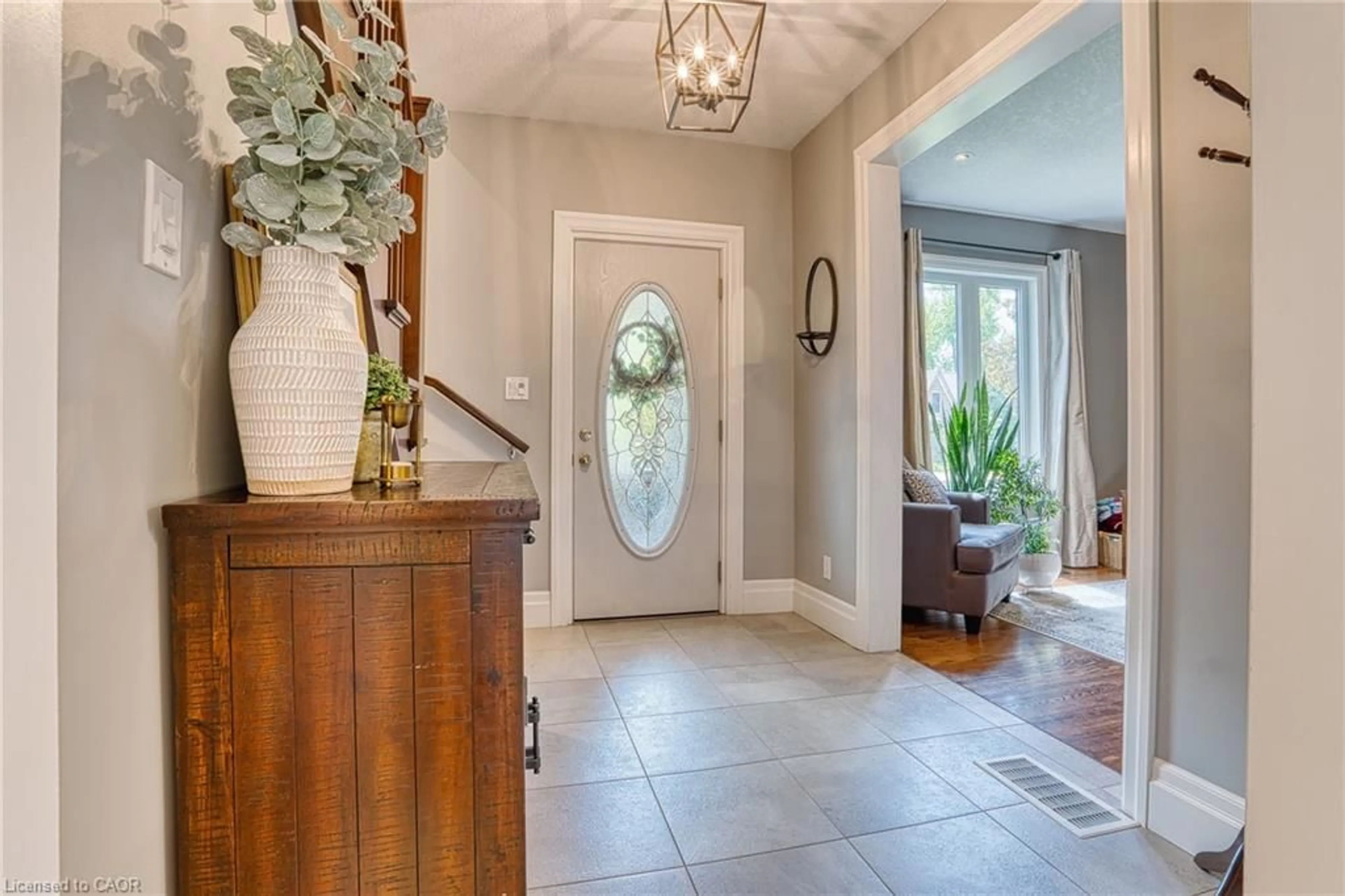 Indoor entryway for 82 Main St, Milverton Ontario N0K 1M0