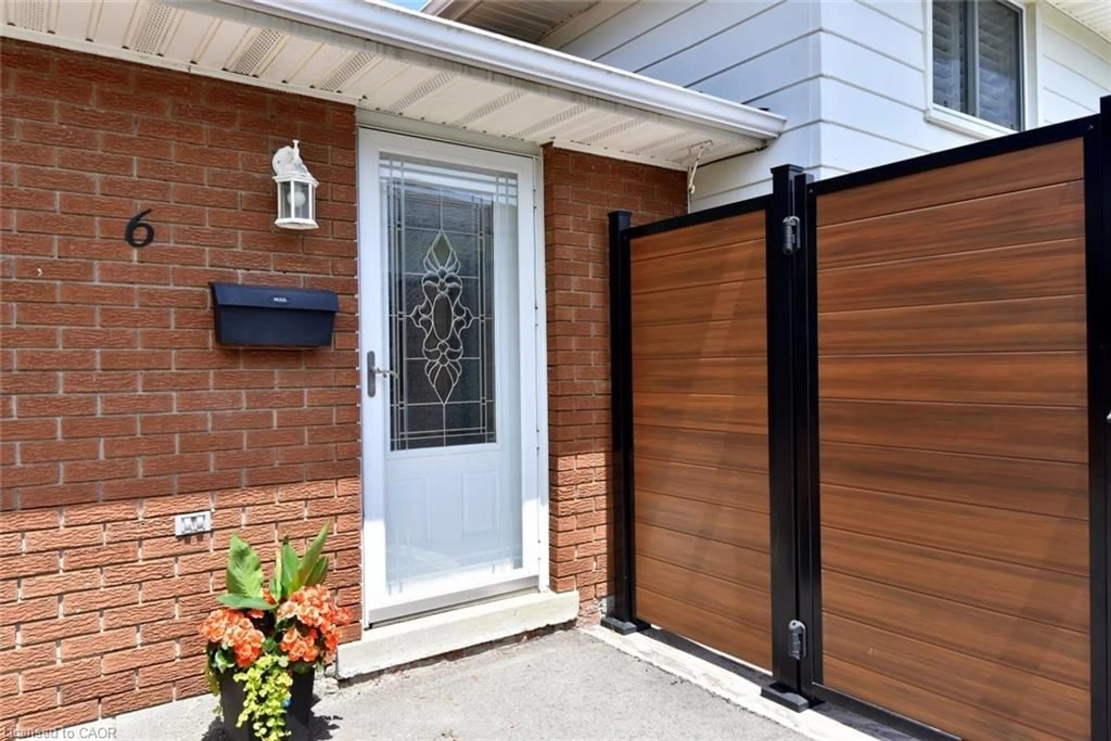 Indoor entryway for 6 Palm Cres, Brantford Ontario N3R 5G2