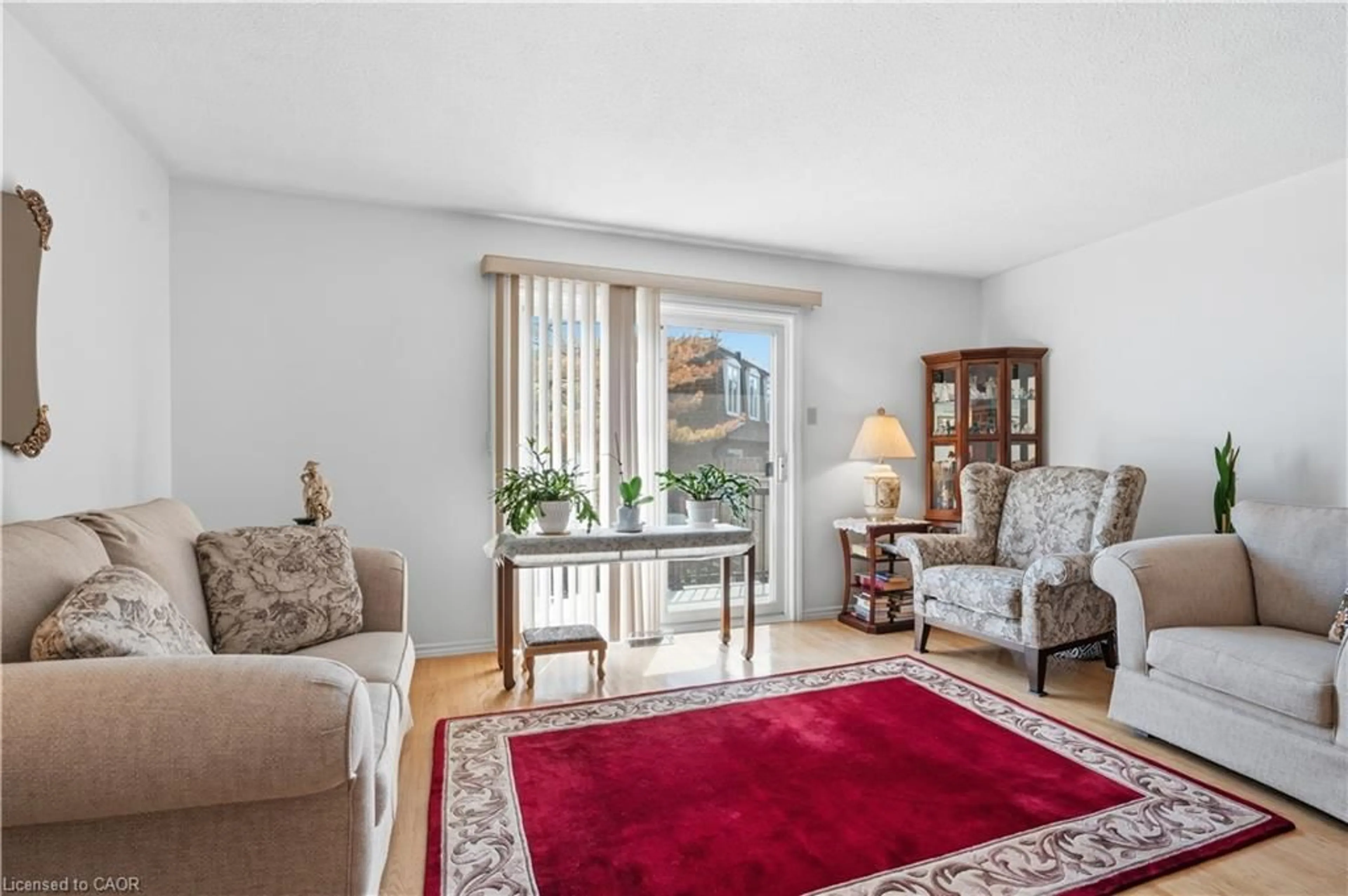 Living room with furniture, unknown for 1526 Westminster Pl, Burlington Ontario L7P 2B5