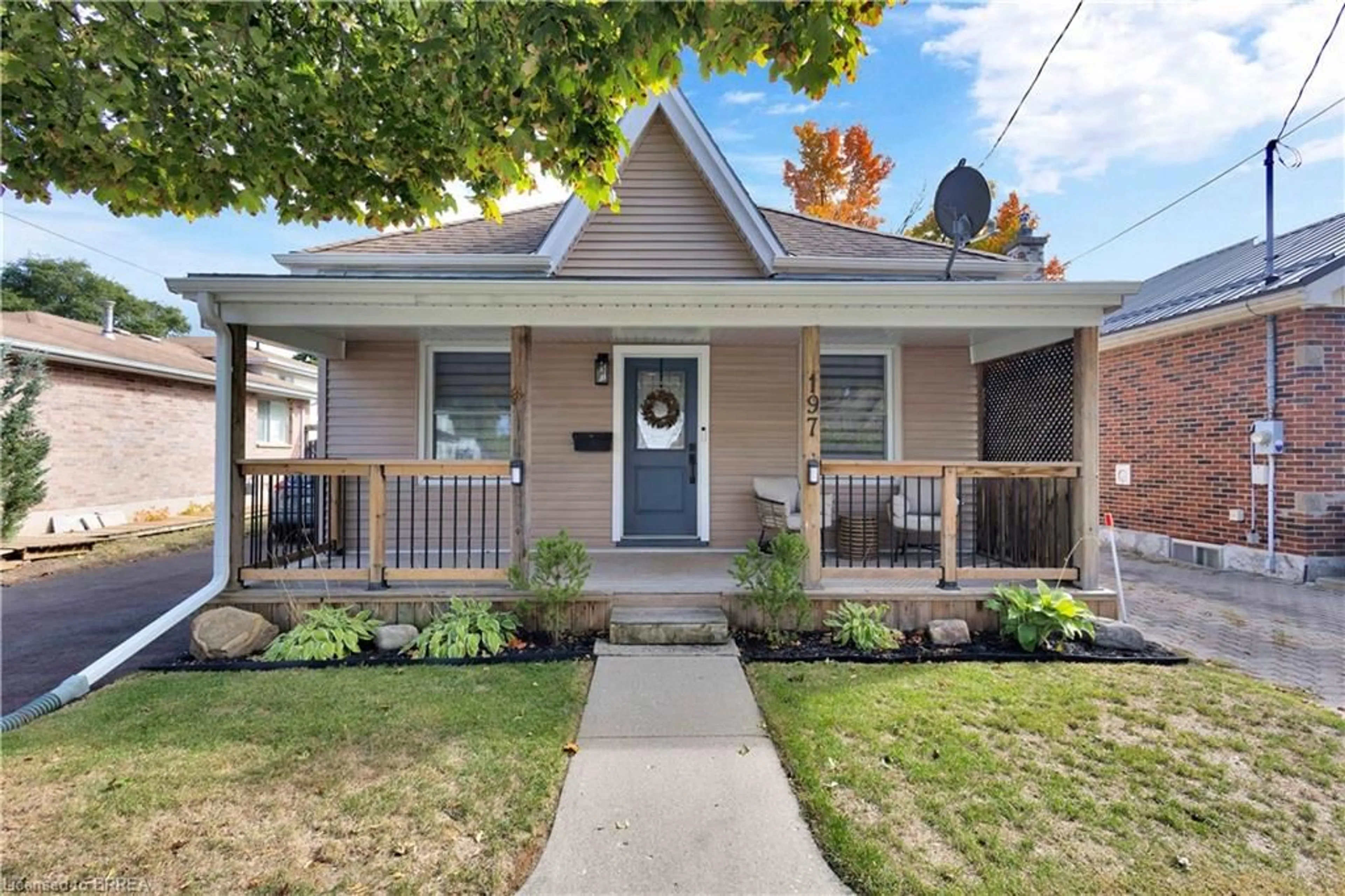 Home with vinyl exterior material, street for 197 Grand St, Brantford Ontario N3R 4C2