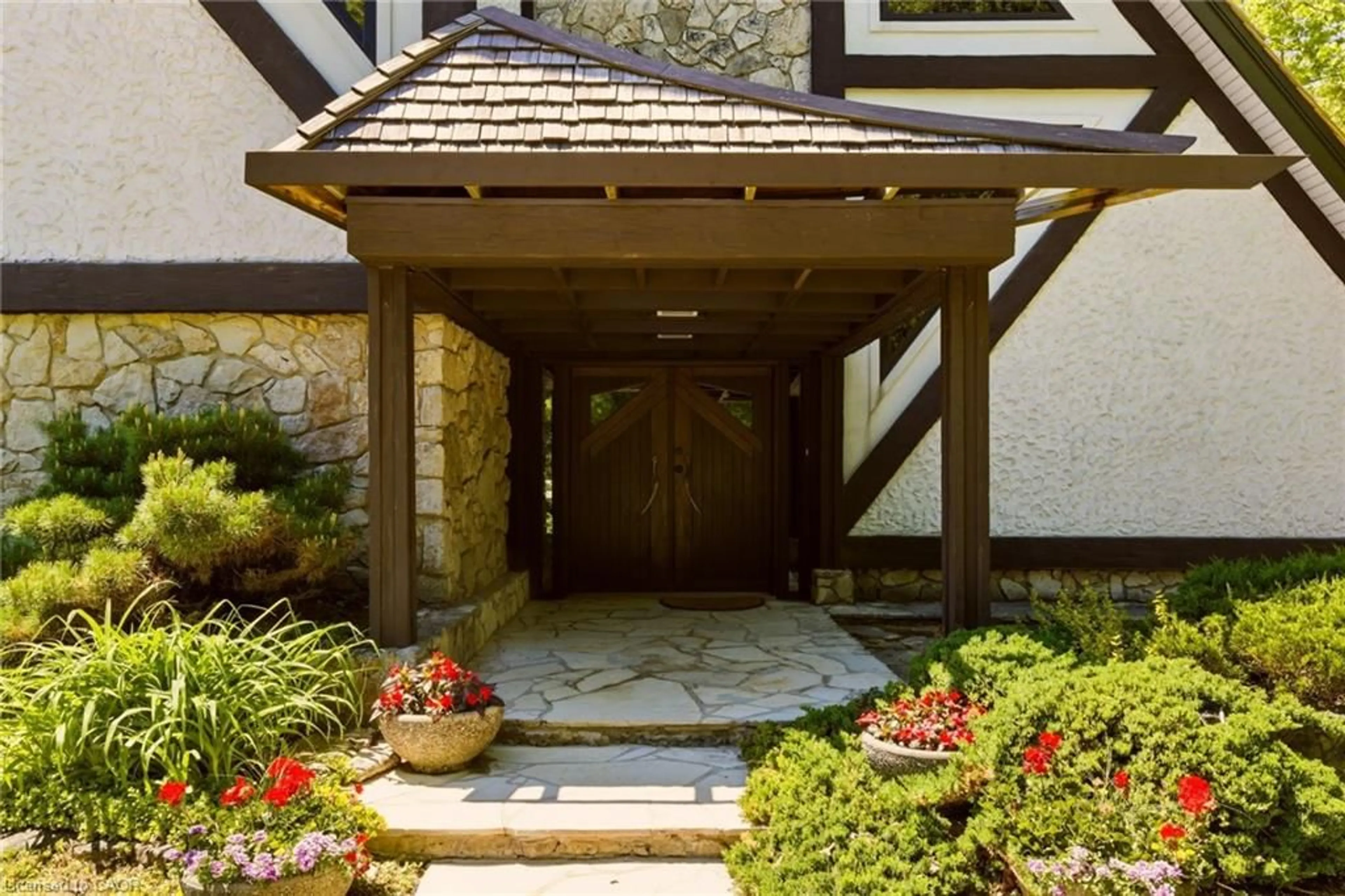 Indoor foyer for 1285 Kirkwall Rd, Cambridge Ontario N1R 5S2