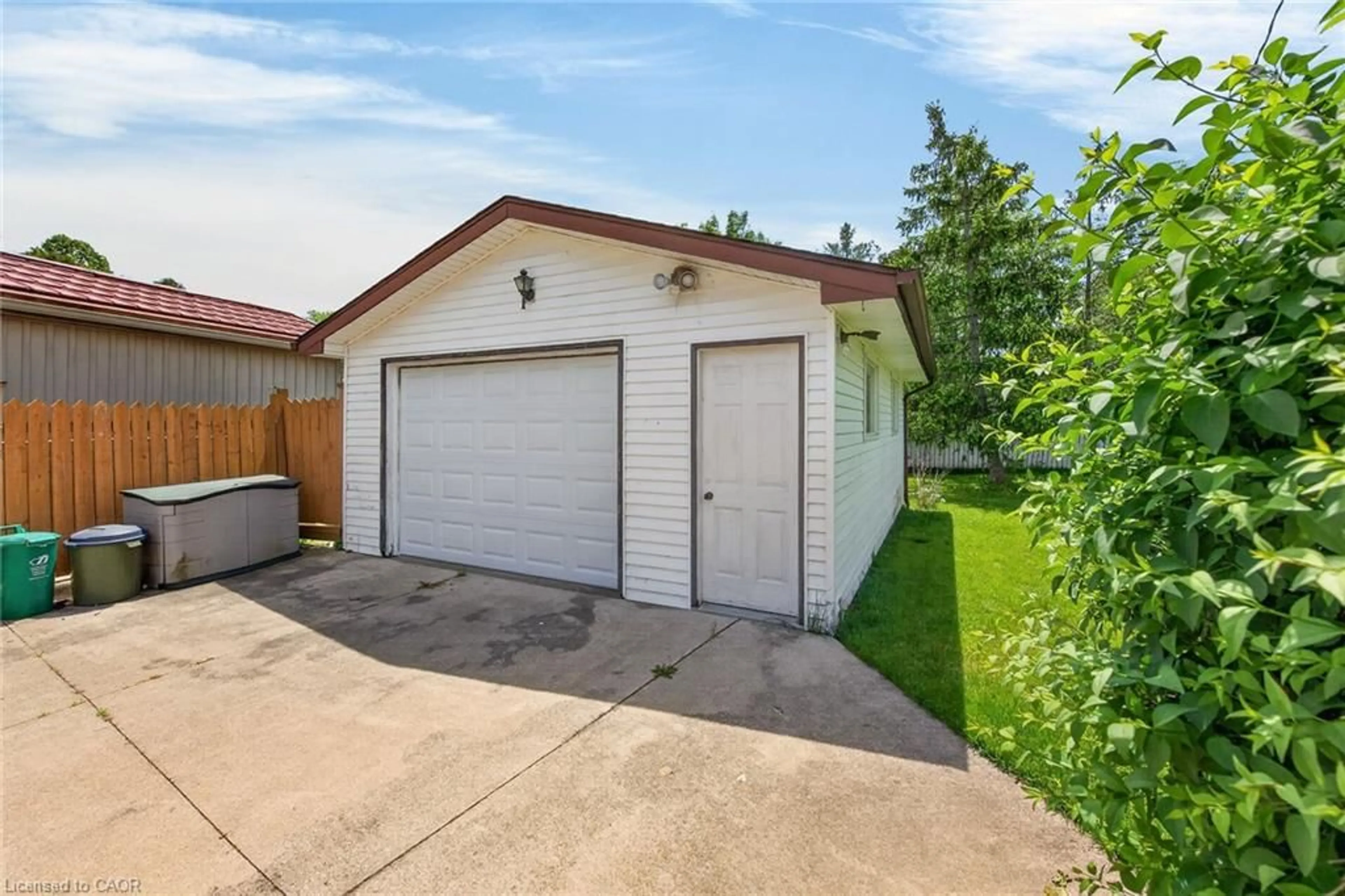Indoor garage for 8735 Howe Cres, Niagara Falls Ontario L2G 6Z4