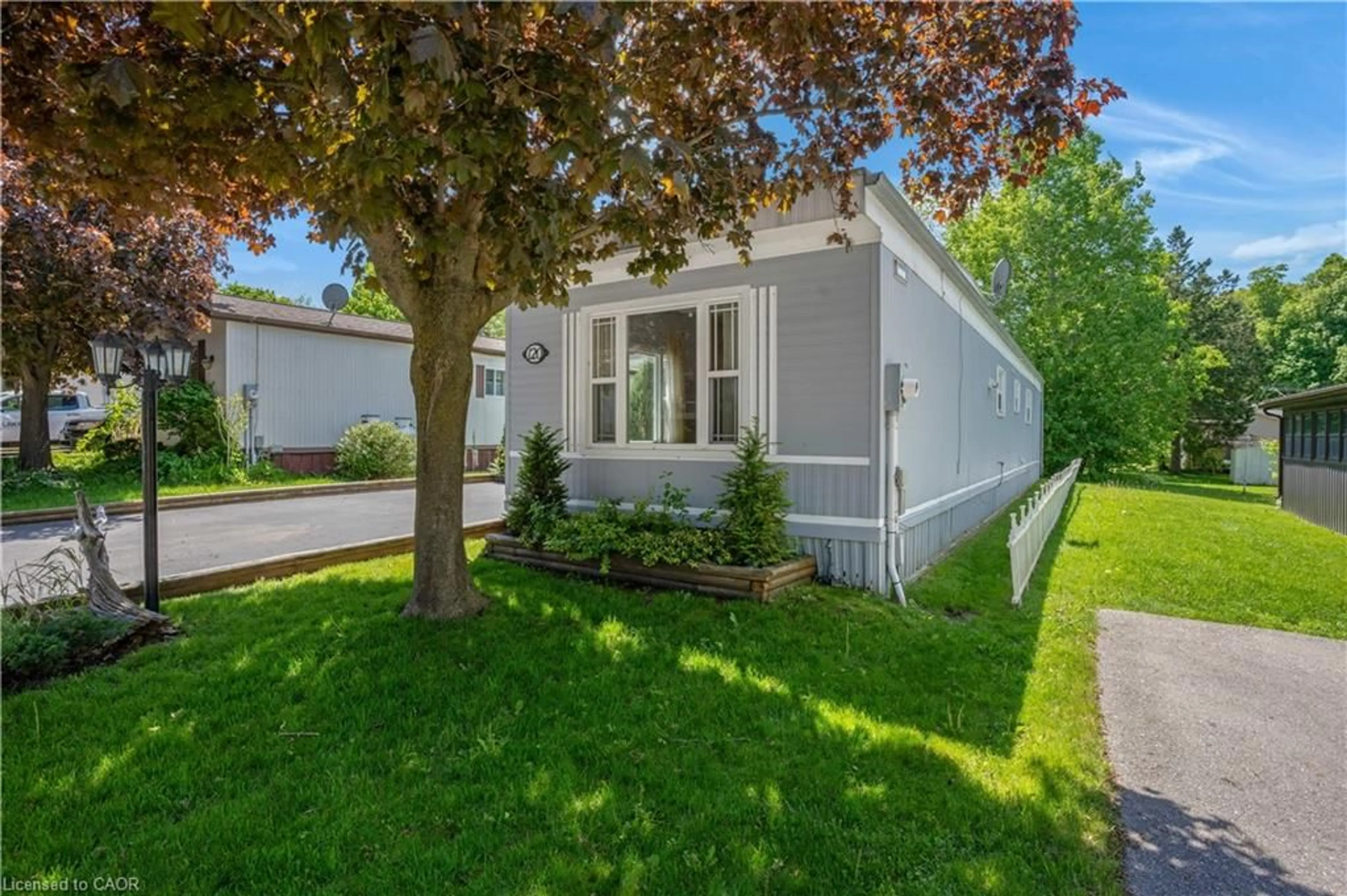 Home with vinyl exterior material, street for 120 Maple Cres, Flamborough Ontario N0B 2J0