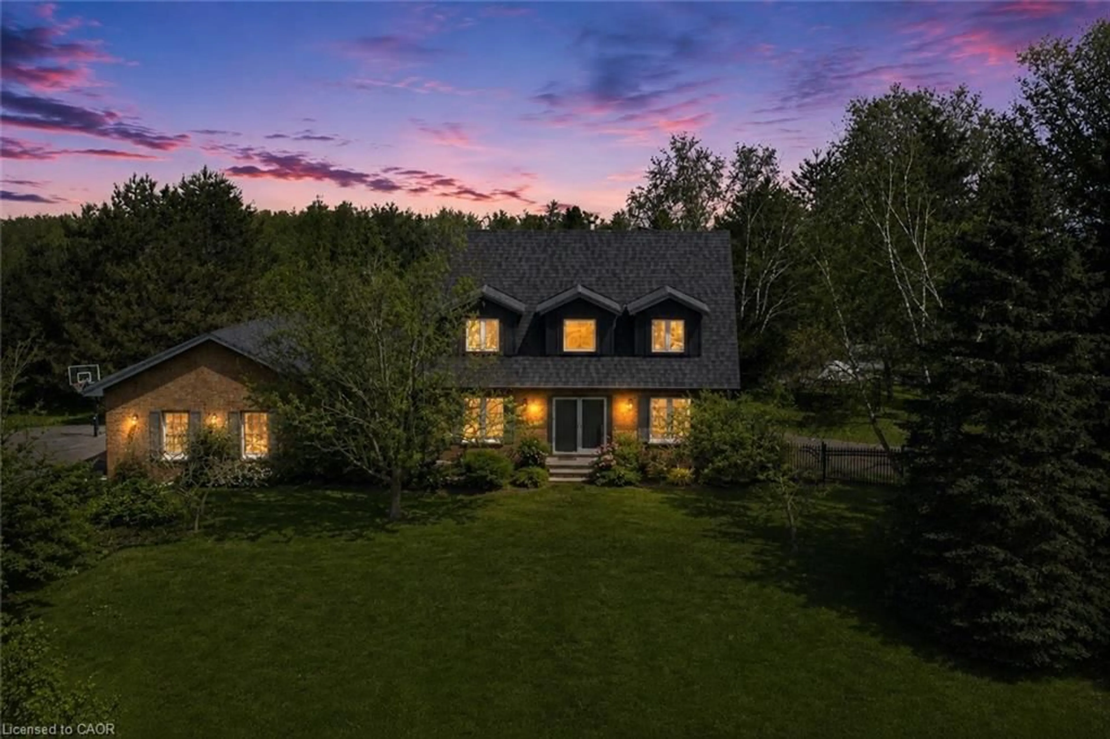A pic from outside/outdoor area/front of a property/back of a property/a pic from drone, unknown for 14227 Trafalgar Rd, Halton Hills Ontario N0B 1H0