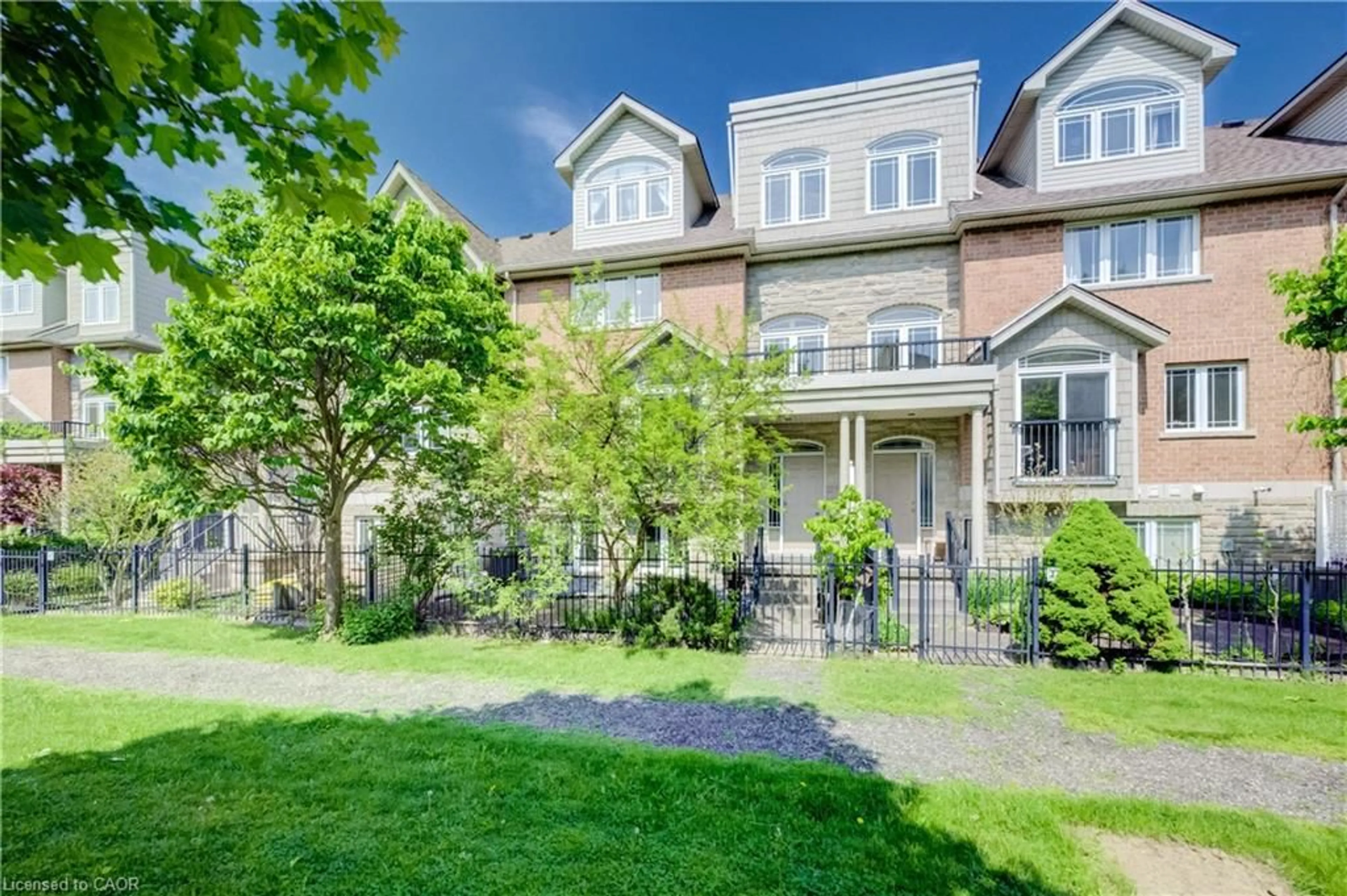 A pic from outside/outdoor area/front of a property/back of a property/a pic from drone, street for 35 Grosvenor Lane, Cambridge Ontario N1R 8N2