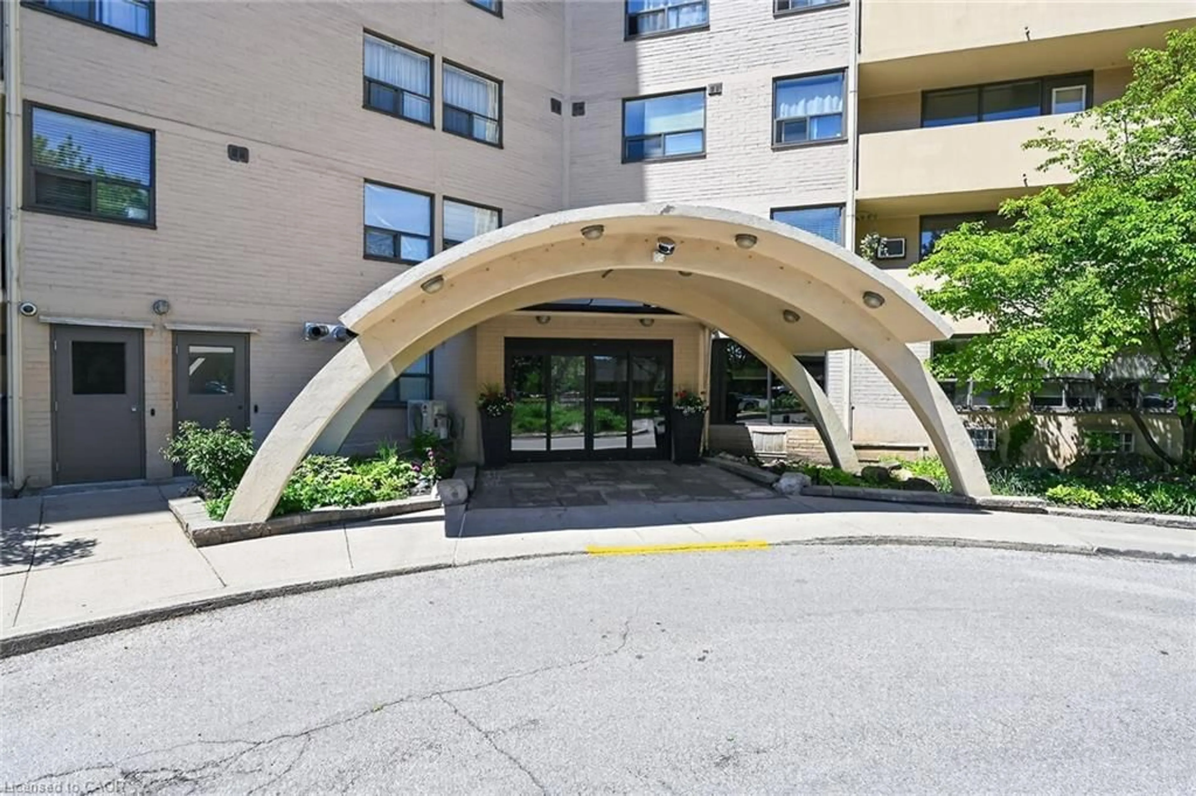 Indoor foyer for 700 Dynes Rd #101, Burlington Ontario L7N 3M2