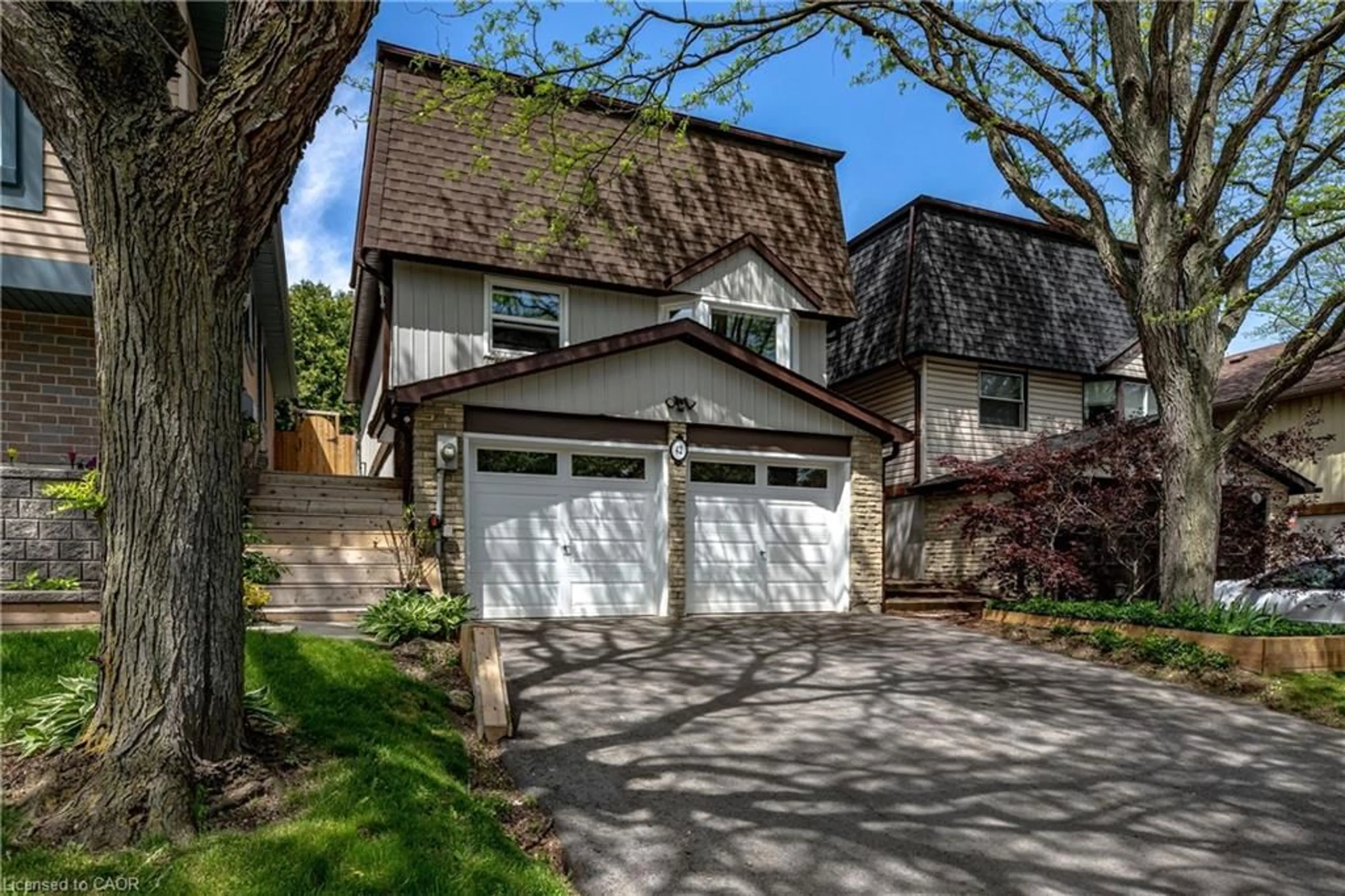 Home with vinyl exterior material, street for 42 Bridlewood Dr, Dundas Ontario L9H 6H4