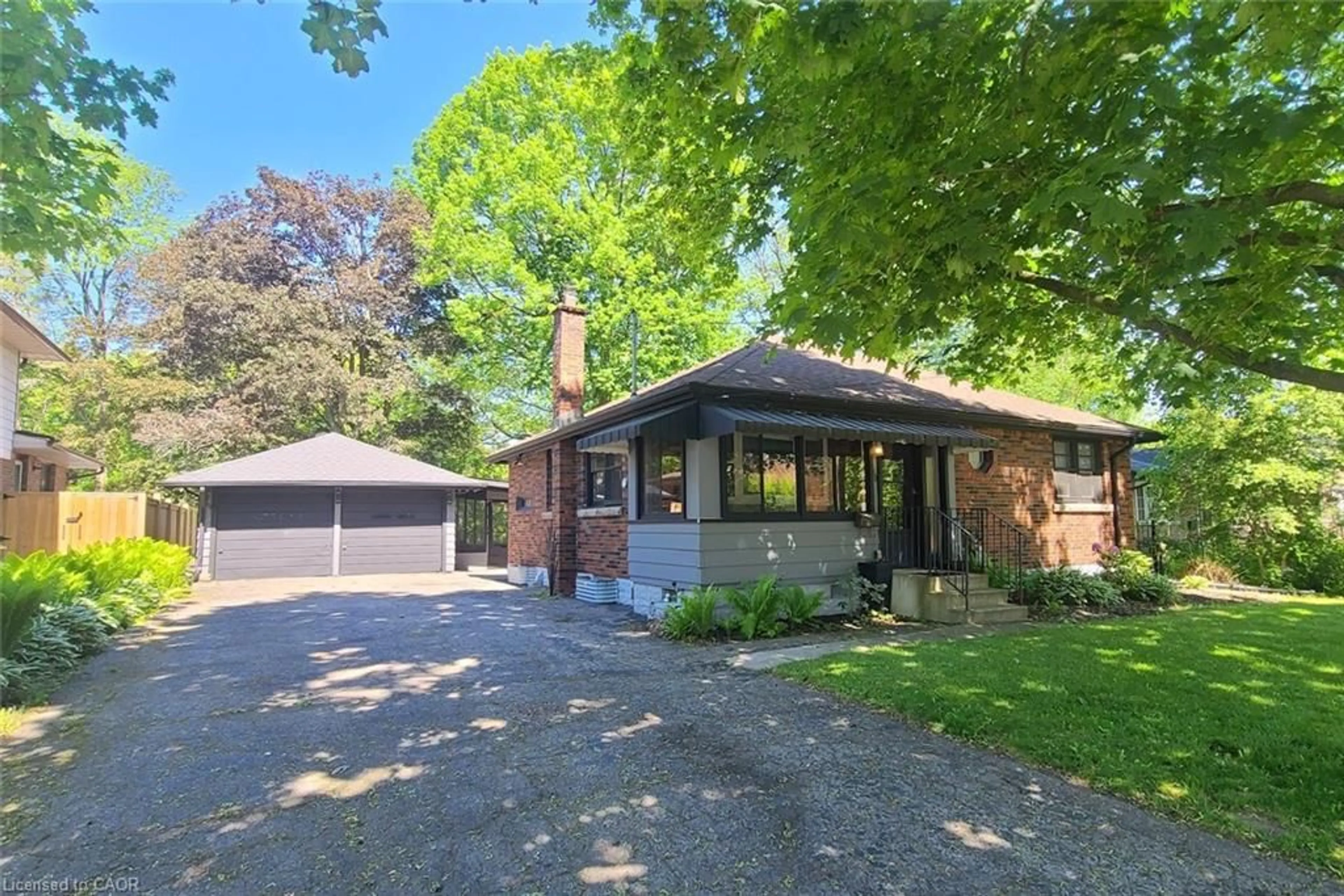 Unknown for 38 Helen St, Dundas Ontario L9H 1N3