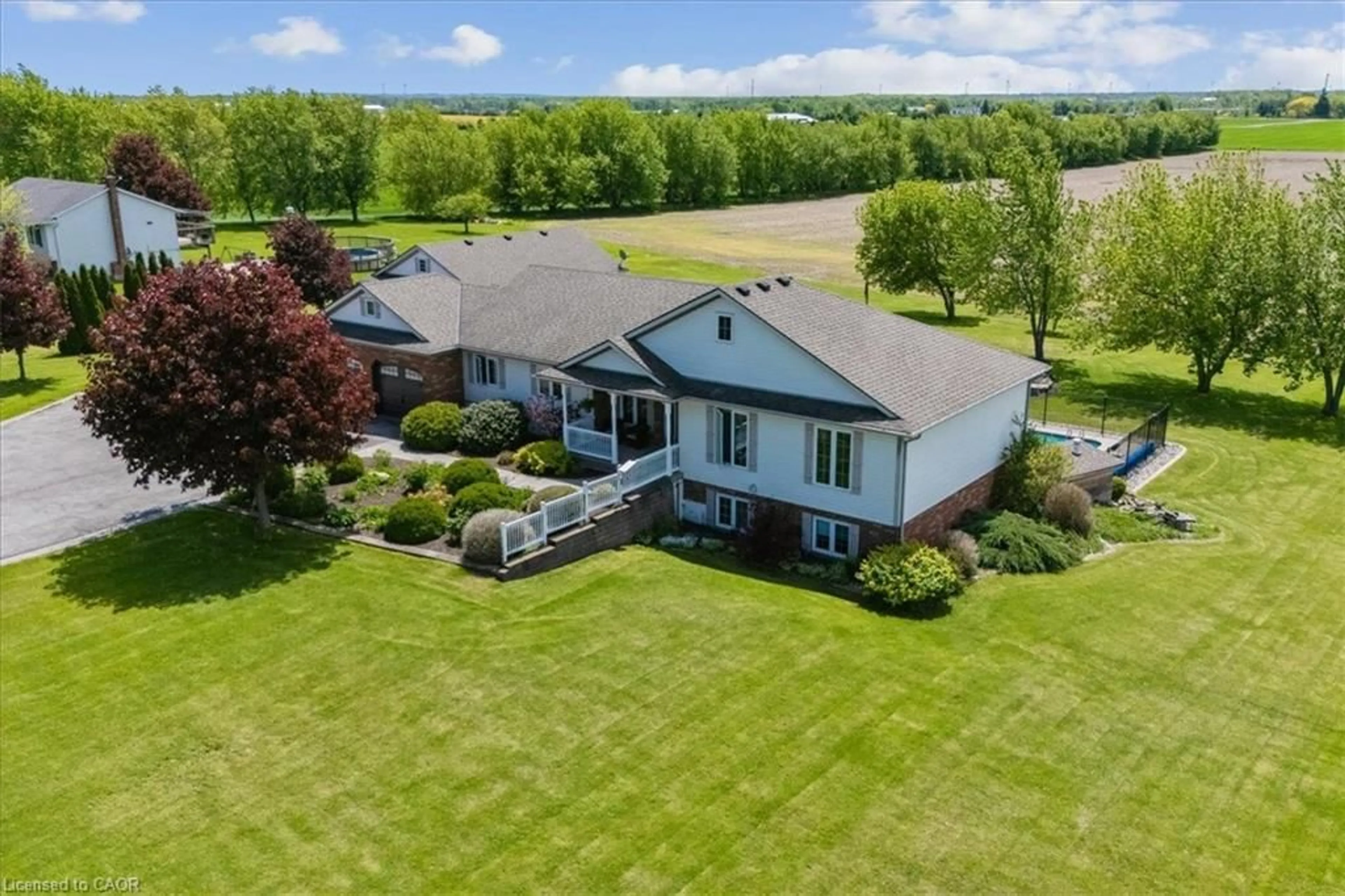 A pic from outside/outdoor area/front of a property/back of a property/a pic from drone, water/lake/river/ocean view for 5410 Philp Rd, Beamsville Ontario L0R 1B2