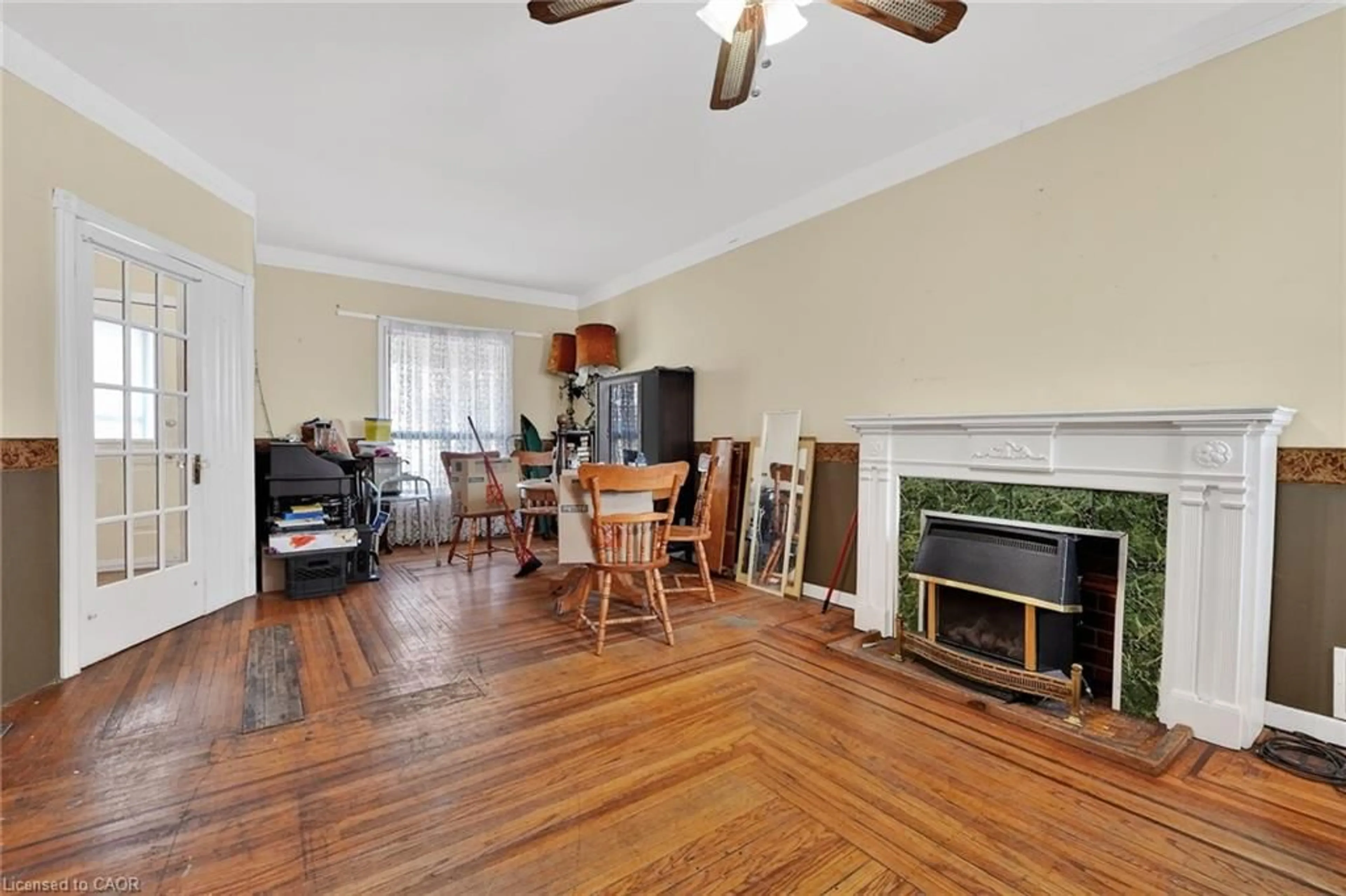 Living room with furniture, unknown for 86 Belview Ave, Hamilton Ontario L8L 7K8