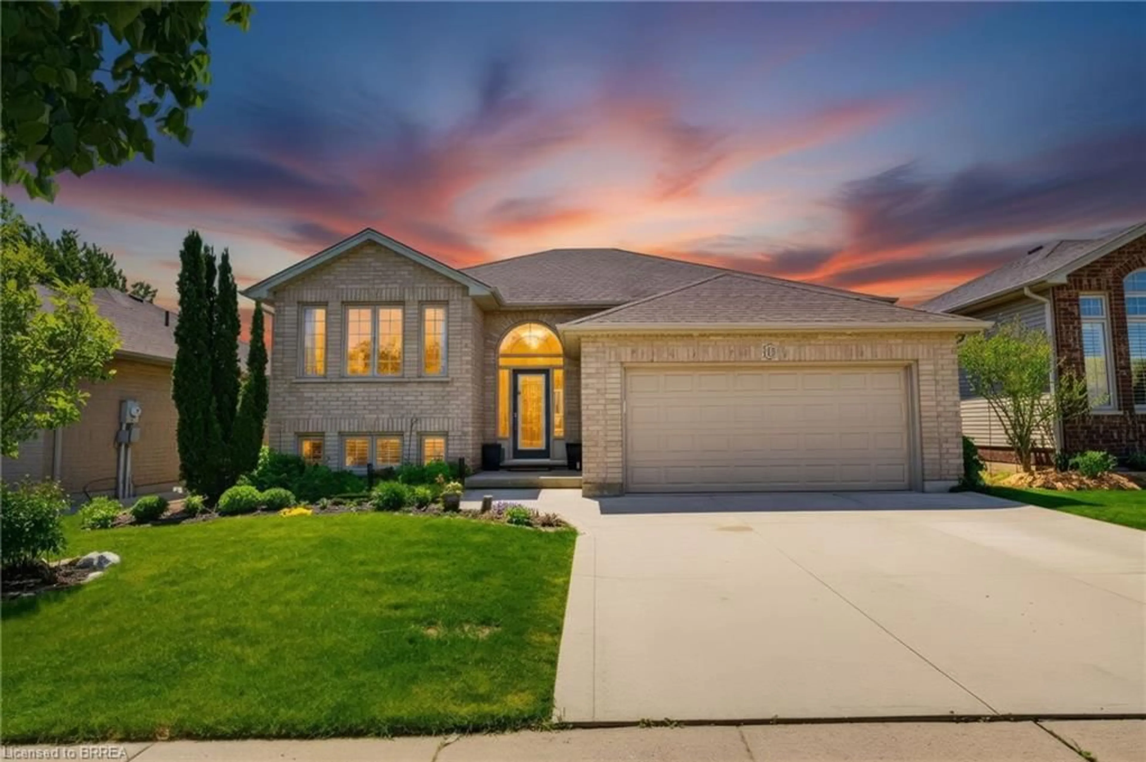 Home with vinyl exterior material, street for 118 Willits Cres, St. George Ontario N0E 1N0