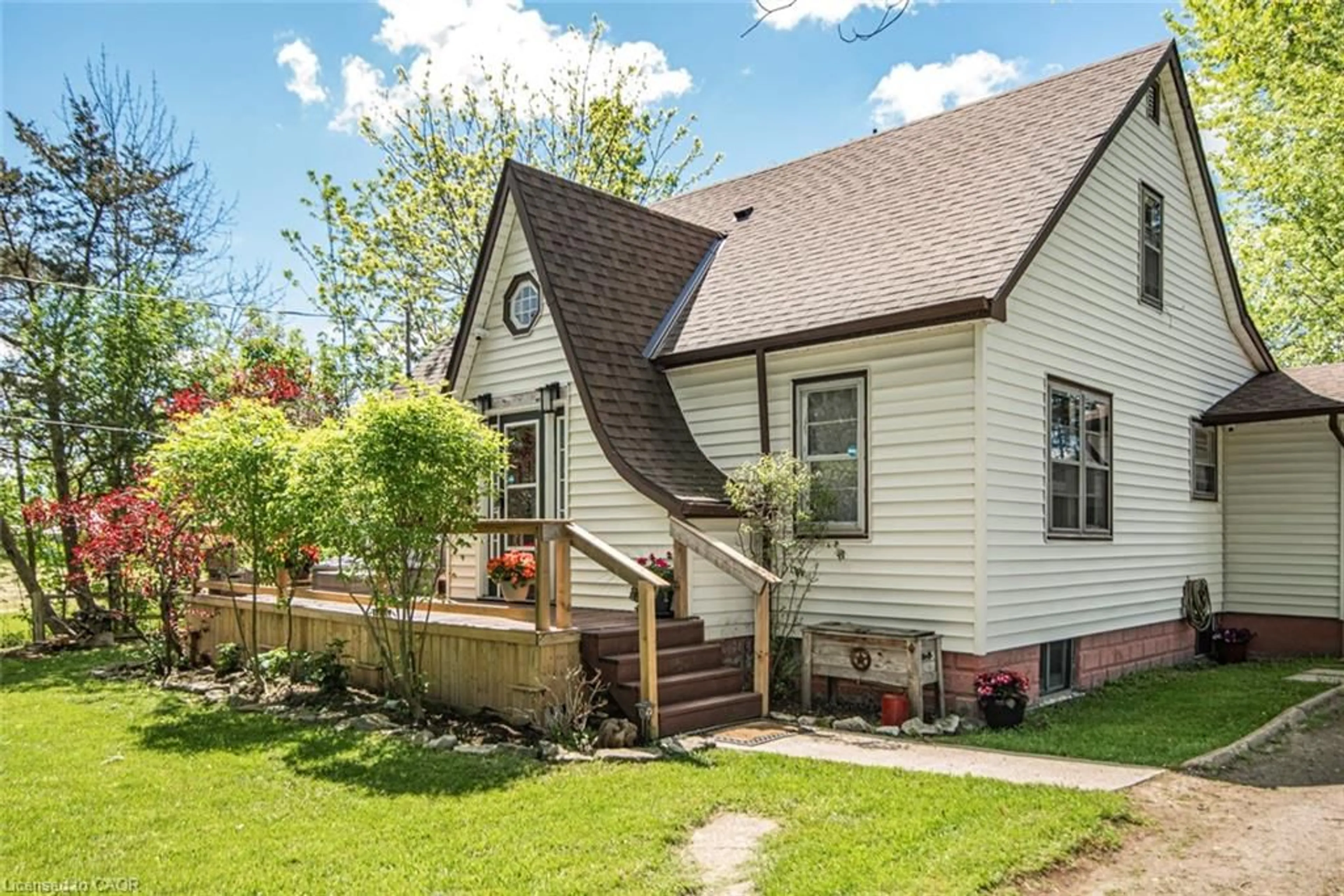 Home with vinyl exterior material, street for 32 Grant St, Dunnville Ontario N1A 1Y2