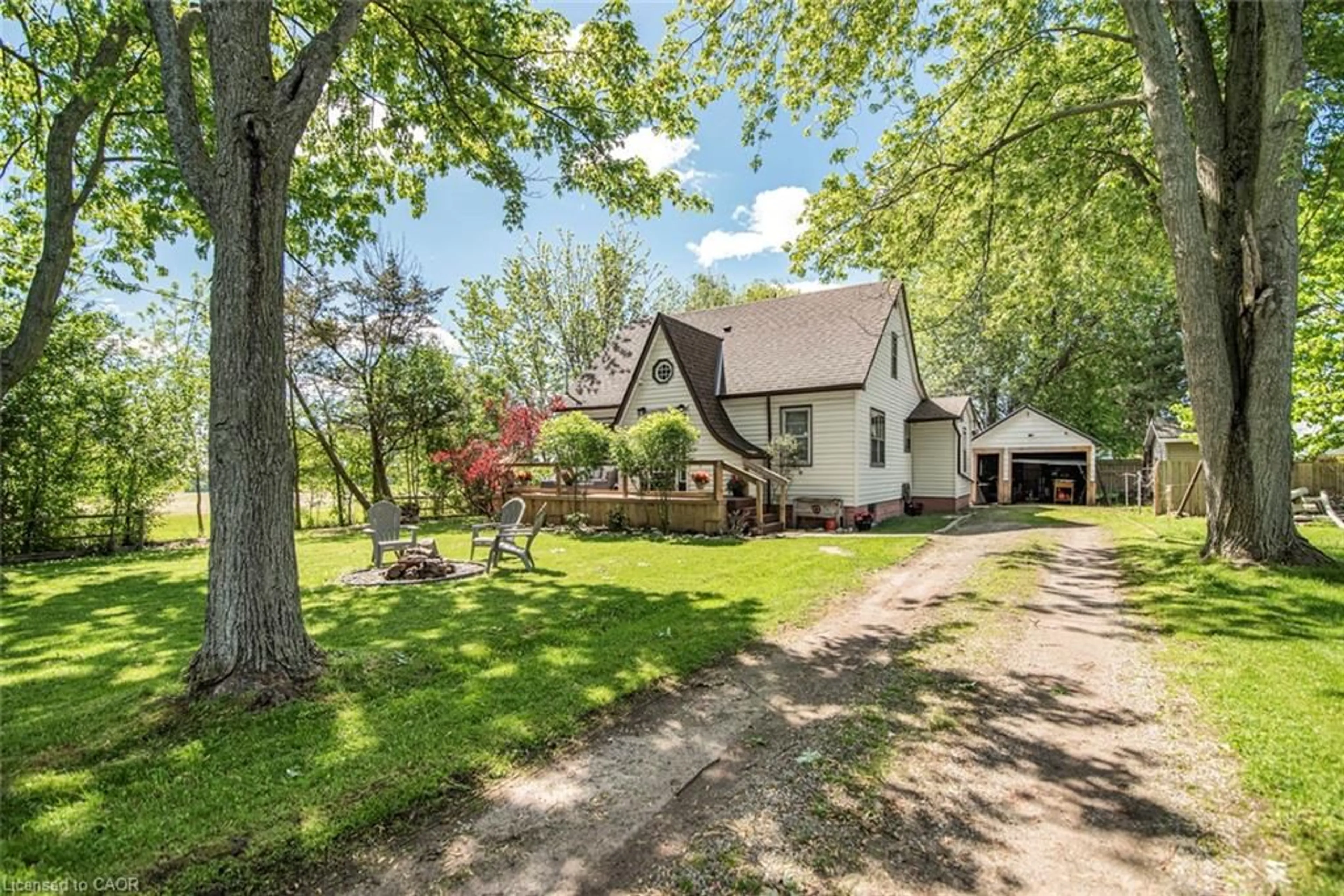 A pic from outside/outdoor area/front of a property/back of a property/a pic from drone, street for 32 Grant St, Dunnville Ontario N1A 1Y2