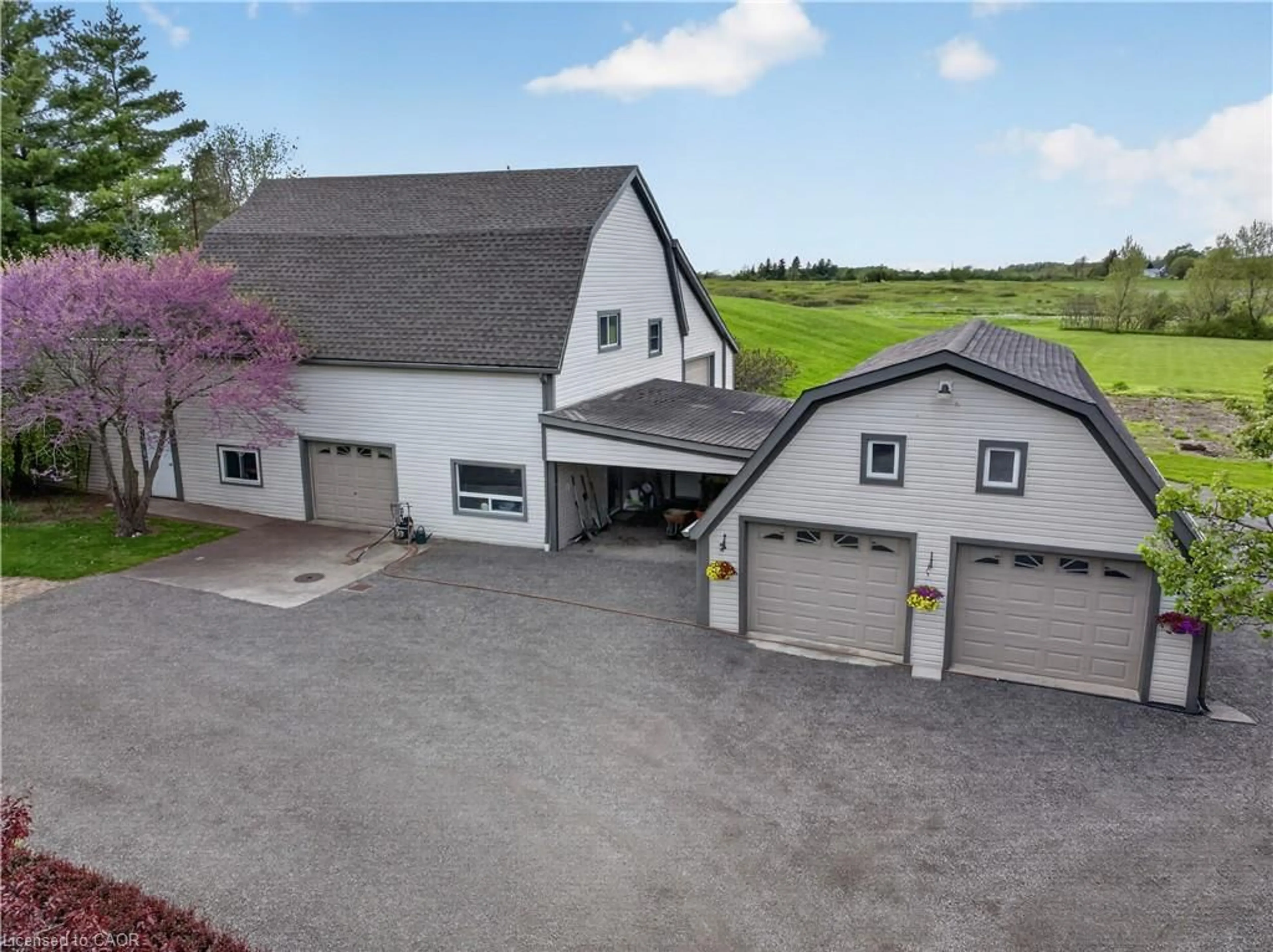 A pic from outside/outdoor area/front of a property/back of a property/a pic from drone, unknown for 136 Mountain St, Grimsby Ontario L3M 4E7