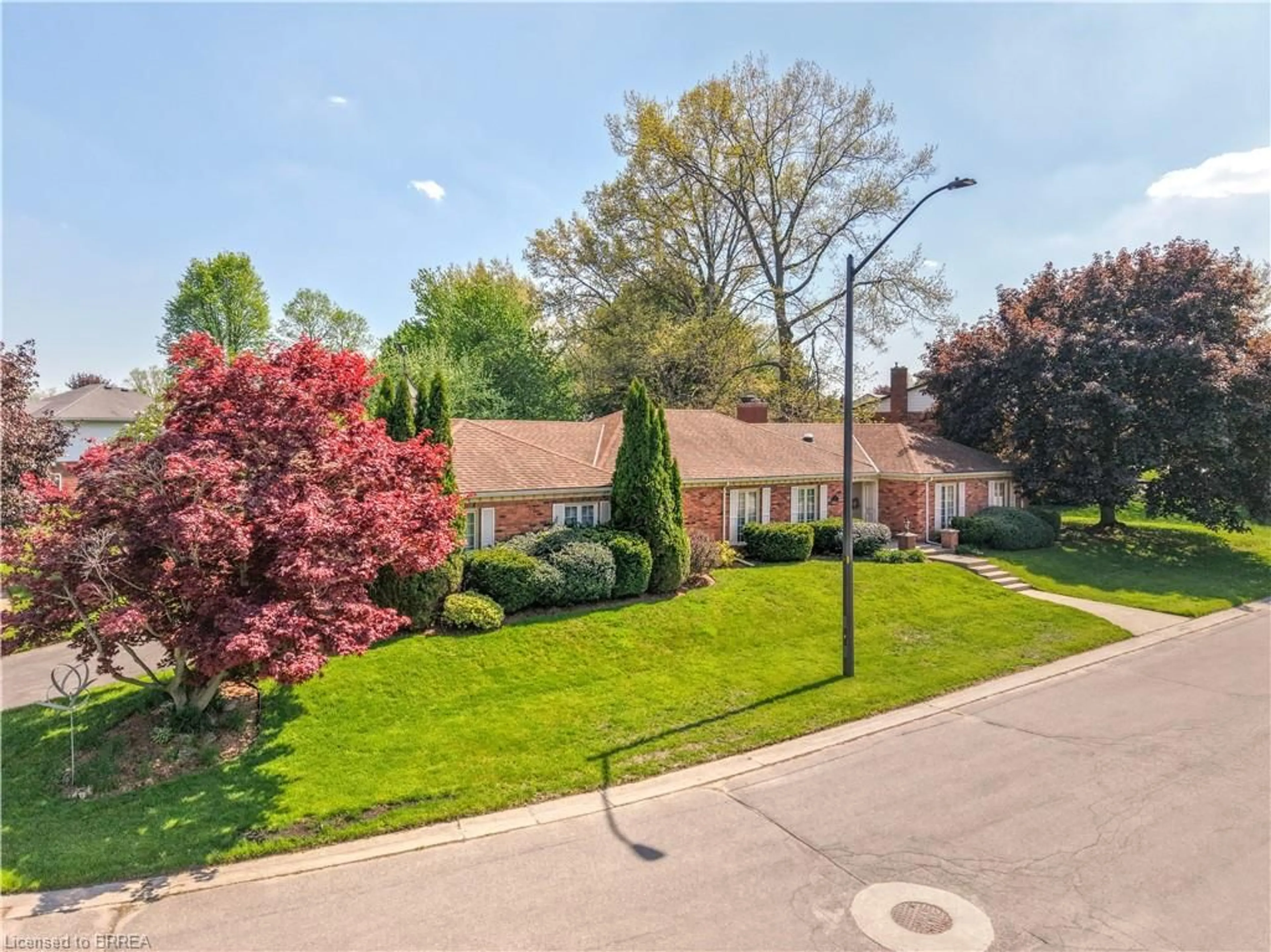 A pic from outside/outdoor area/front of a property/back of a property/a pic from drone, street for 3 Fieldstone Cir, Brantford Ontario N3R 6S7