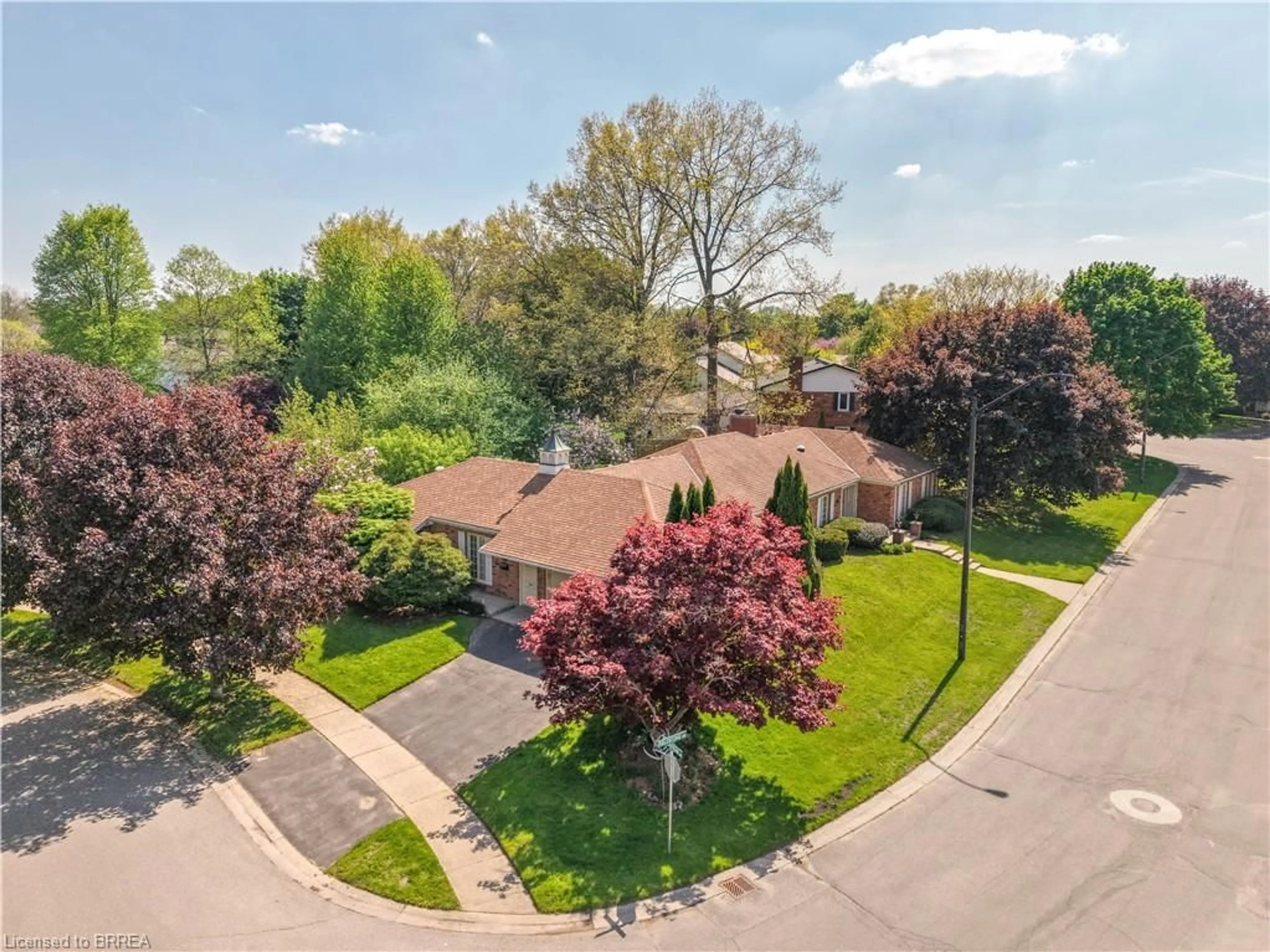 A pic from outside/outdoor area/front of a property/back of a property/a pic from drone, water/lake/river/ocean view for 3 Fieldstone Cir, Brantford Ontario N3R 6S7