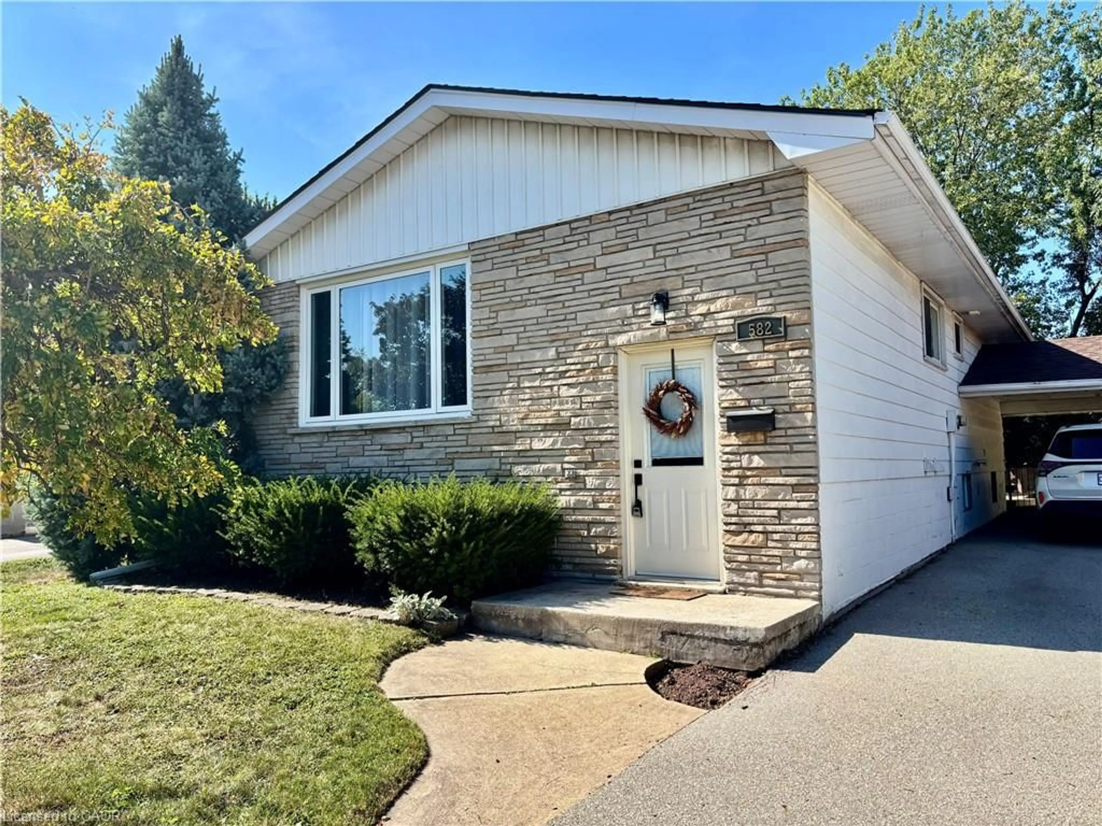 Home with brick exterior material, street for 582 Chamberlain Rd, Burlington Ontario L7L 2V5