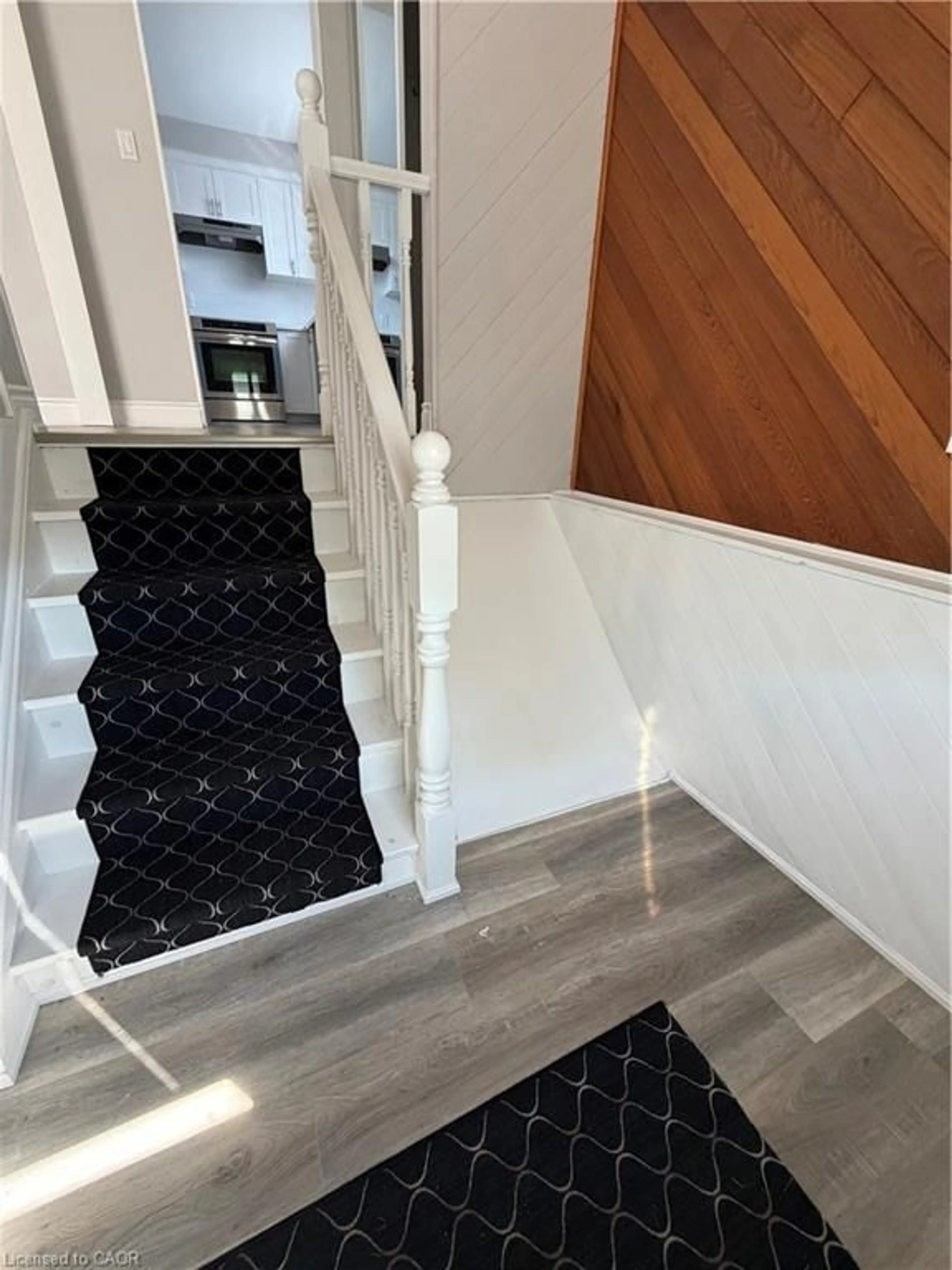 Stairs for 582 Chamberlain Rd, Burlington Ontario L7L 2V5