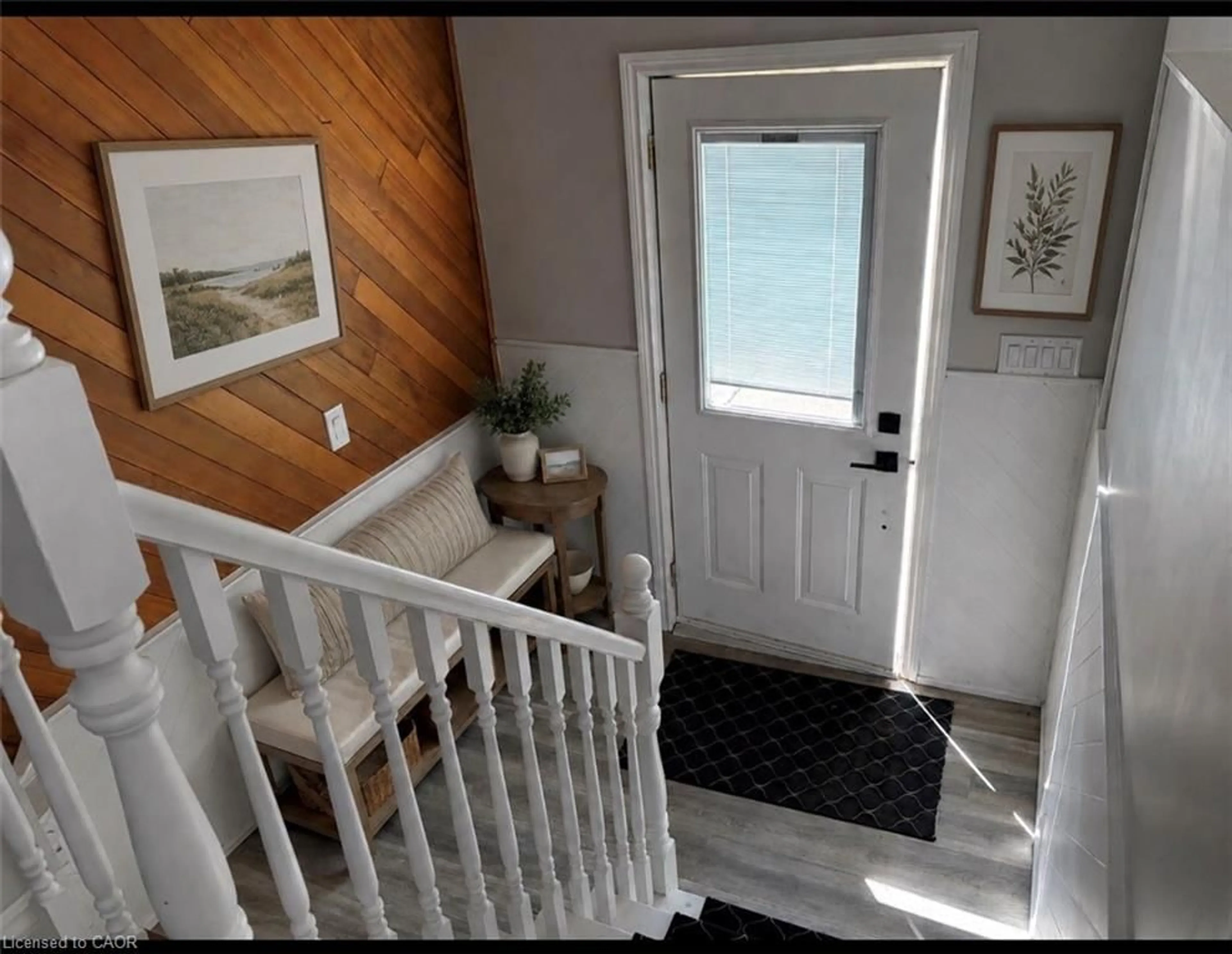 Indoor entryway for 582 Chamberlain Rd, Burlington Ontario L7L 2V5