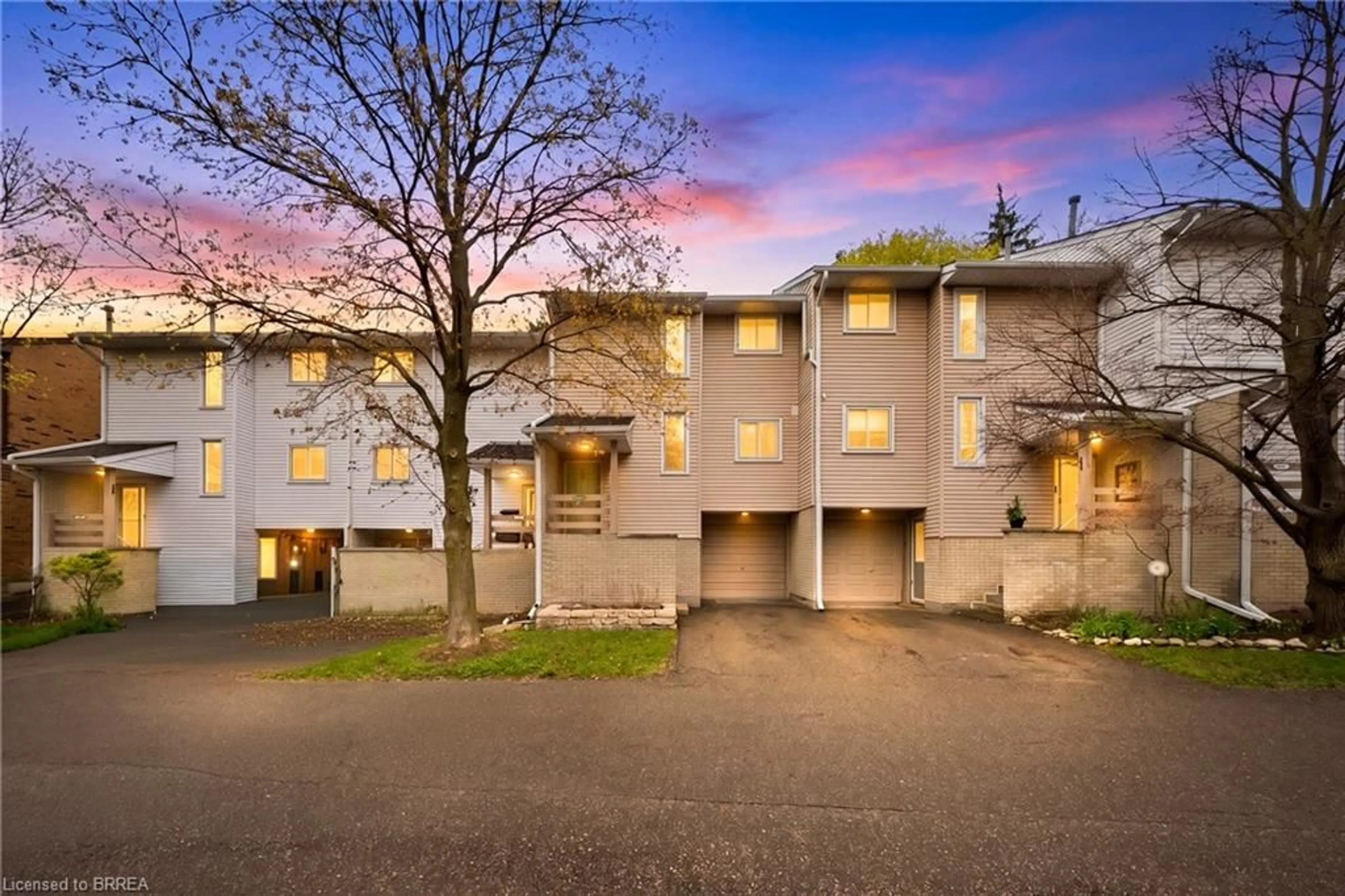 A pic from outside/outdoor area/front of a property/back of a property/a pic from drone, street for 8 Lynden Cir, Georgetown Ontario L7G 4Y8