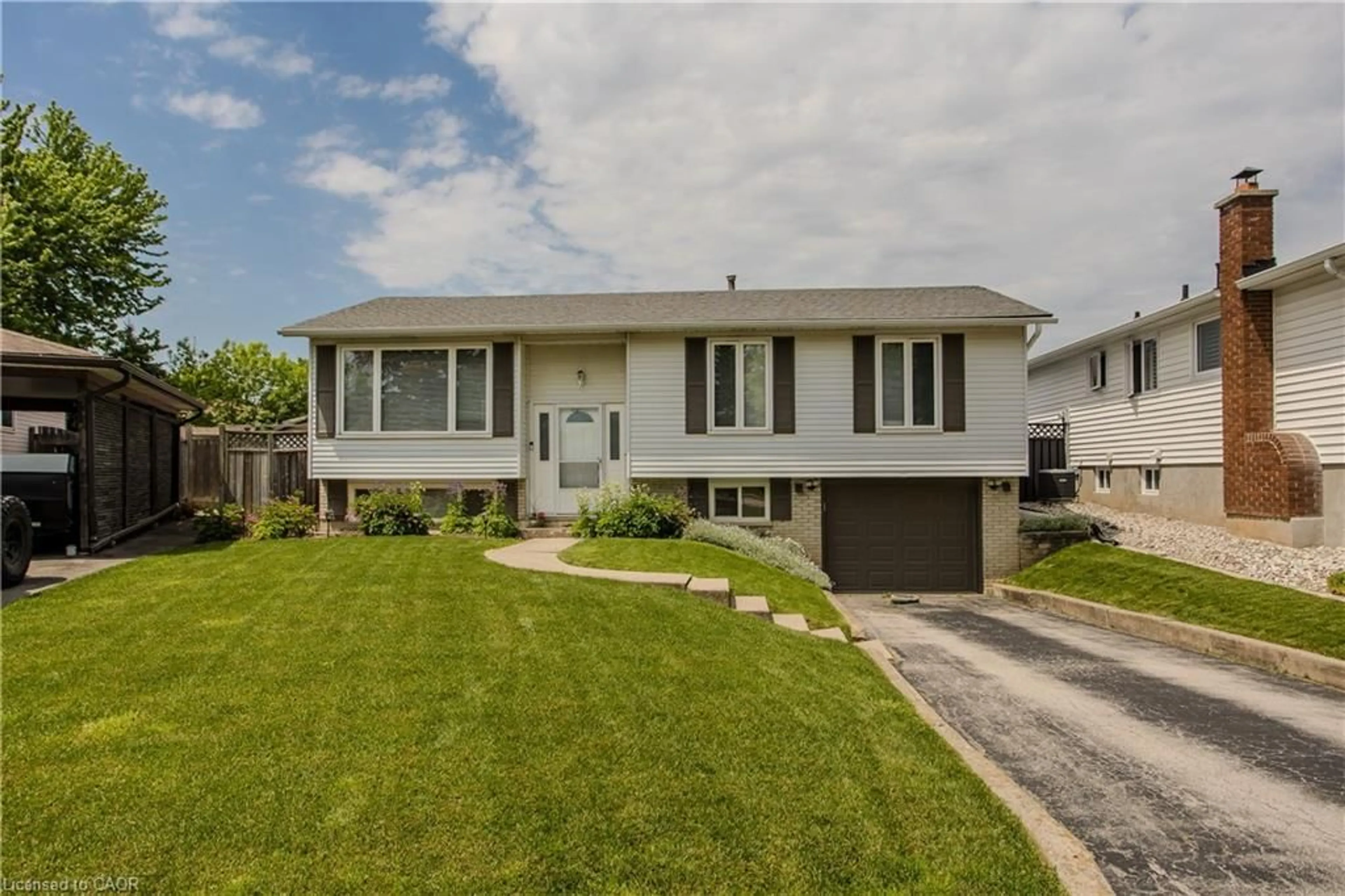 Home with vinyl exterior material, street for 3125 Michael Cres, Burlington Ontario L7M 1V3