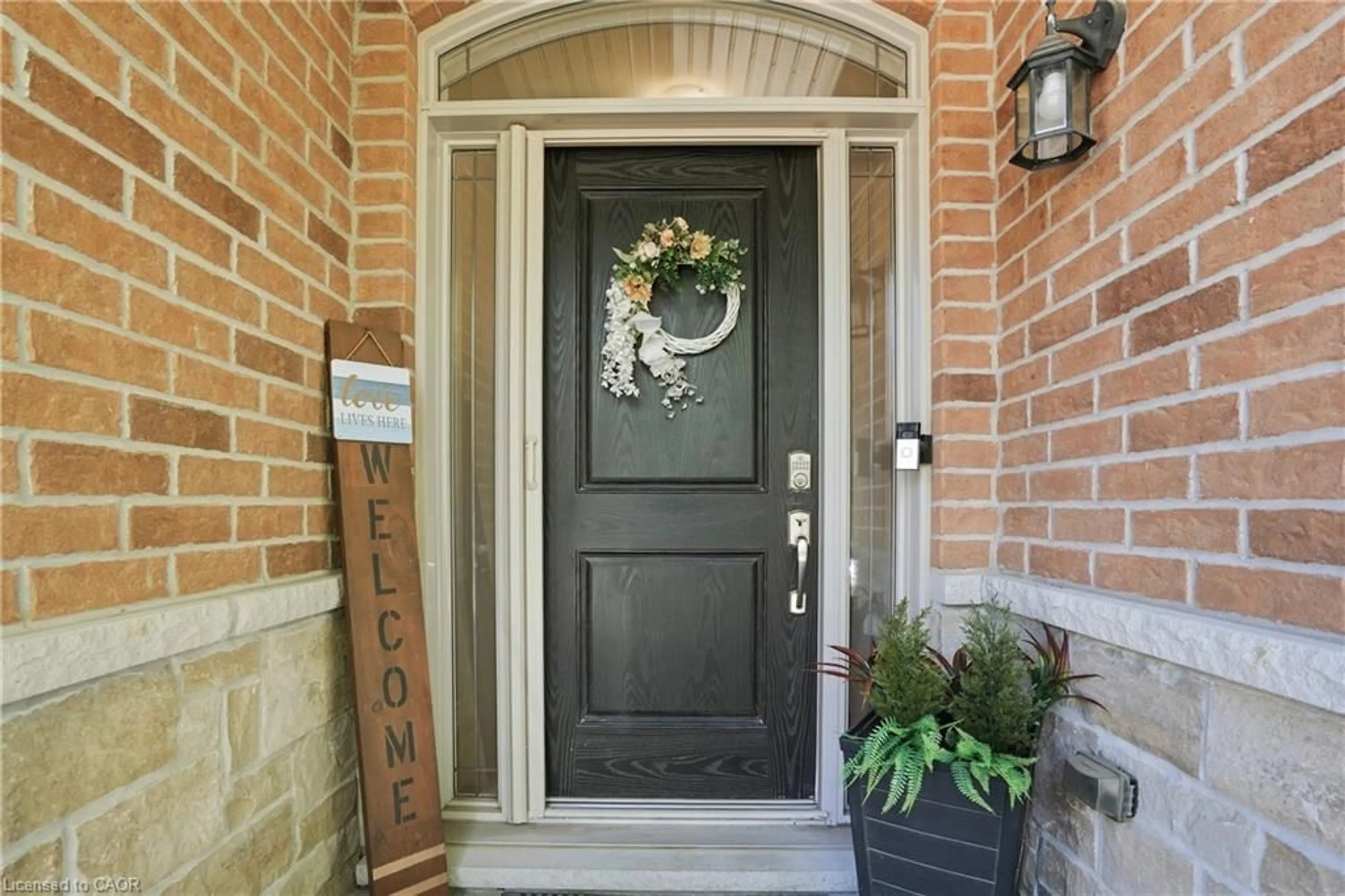 Indoor entryway for 10 Grant St, Smithville Ontario L0R 2A0