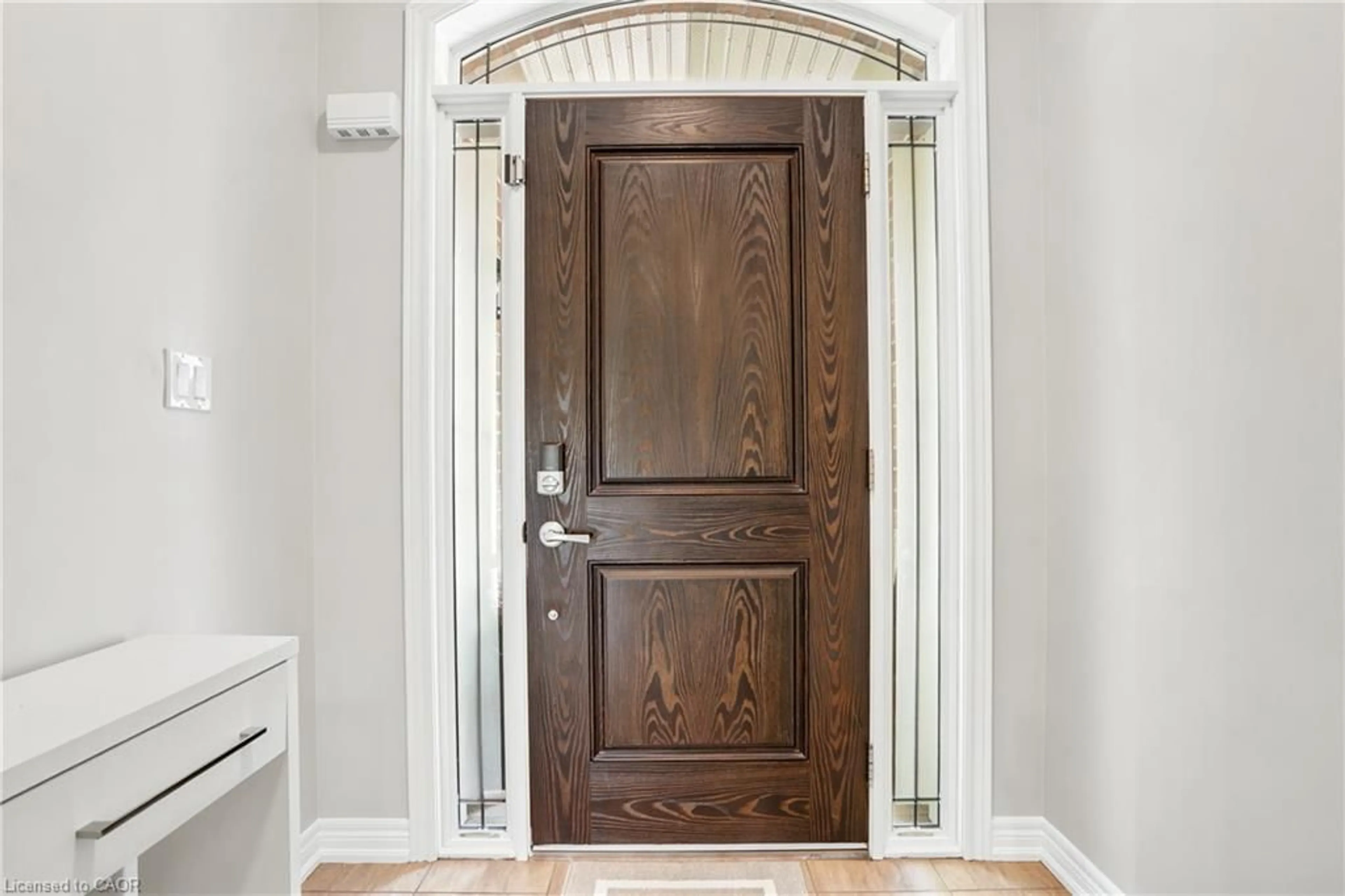 Indoor entryway for 10 Grant St, Smithville Ontario L0R 2A0