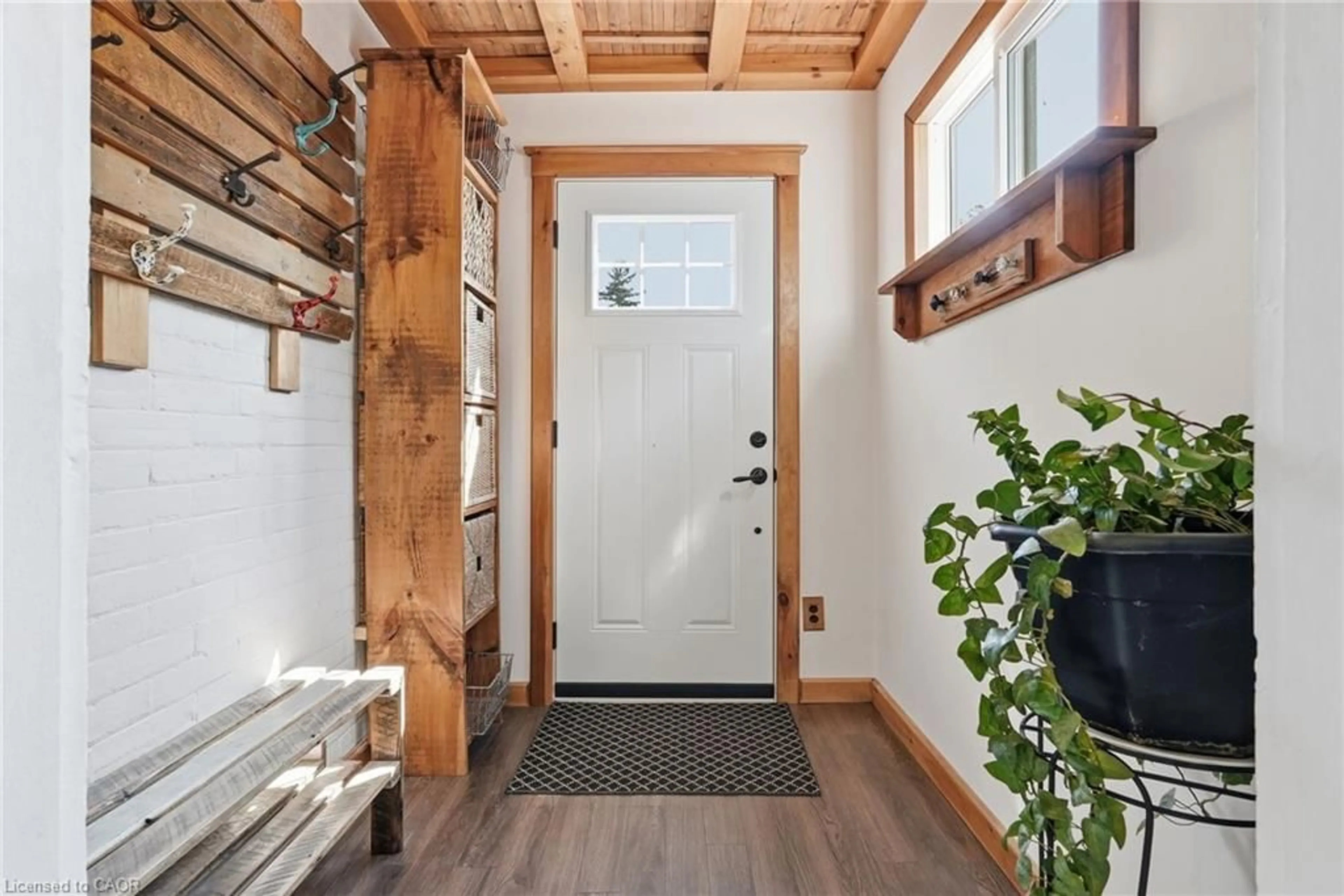 Indoor entryway for 545 Main St, Listowel Ontario N4W 2C5