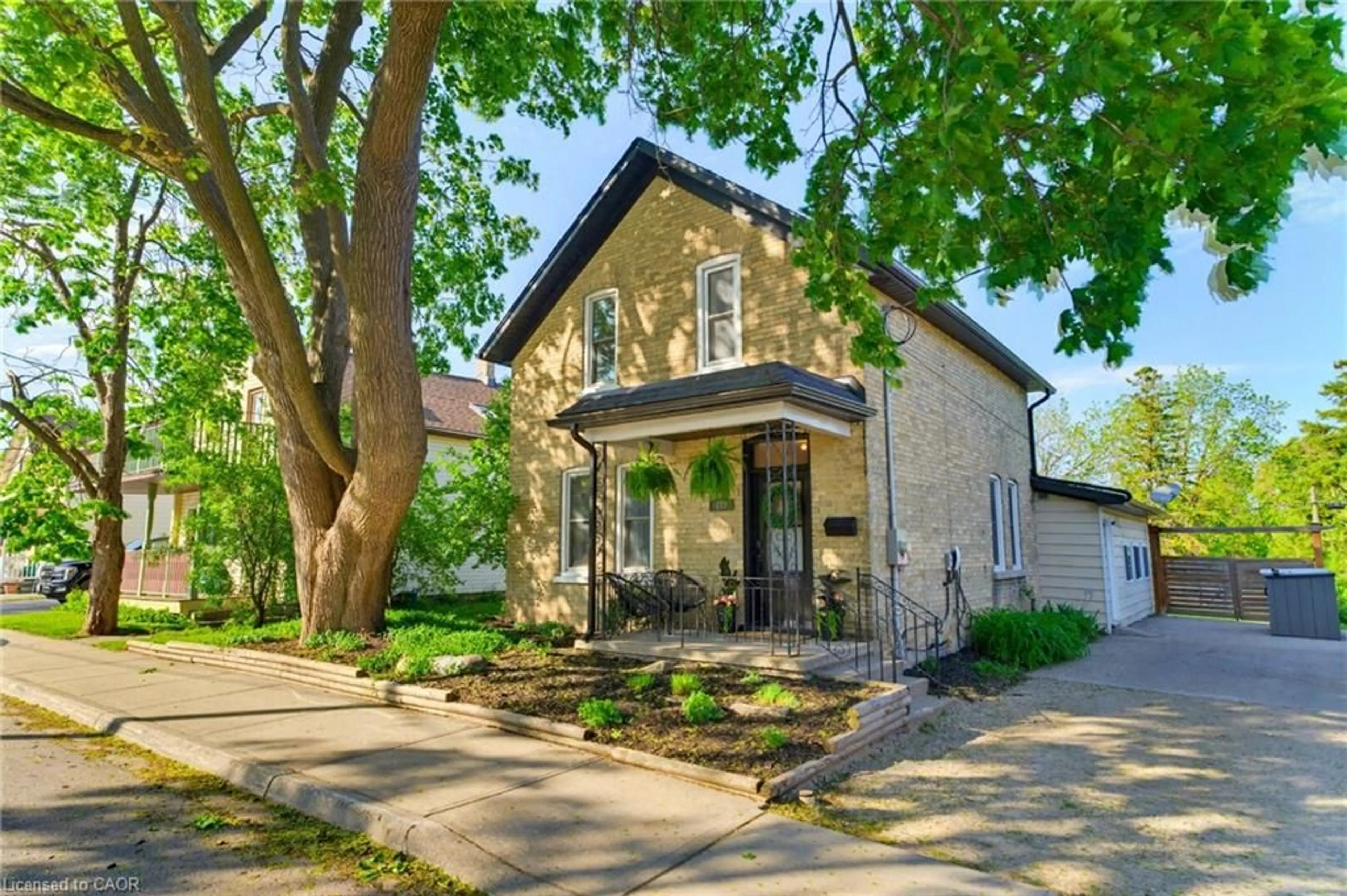 Home with brick exterior material, street for 440 Duke St, Kitchener Ontario N2H 3Y8