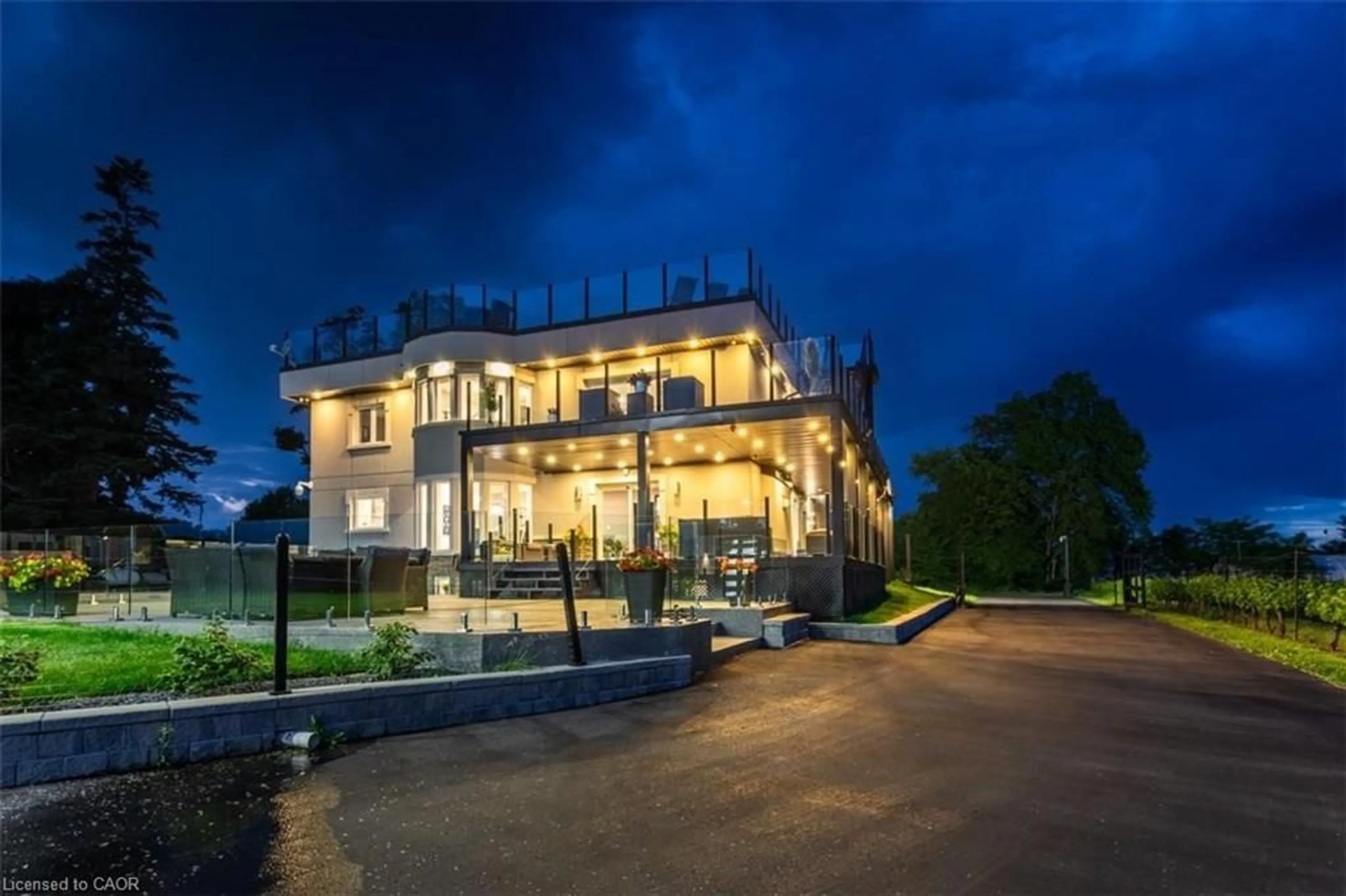 Patio, building for 4939 Thirty Rd, Beamsville Ontario L0R 1B3