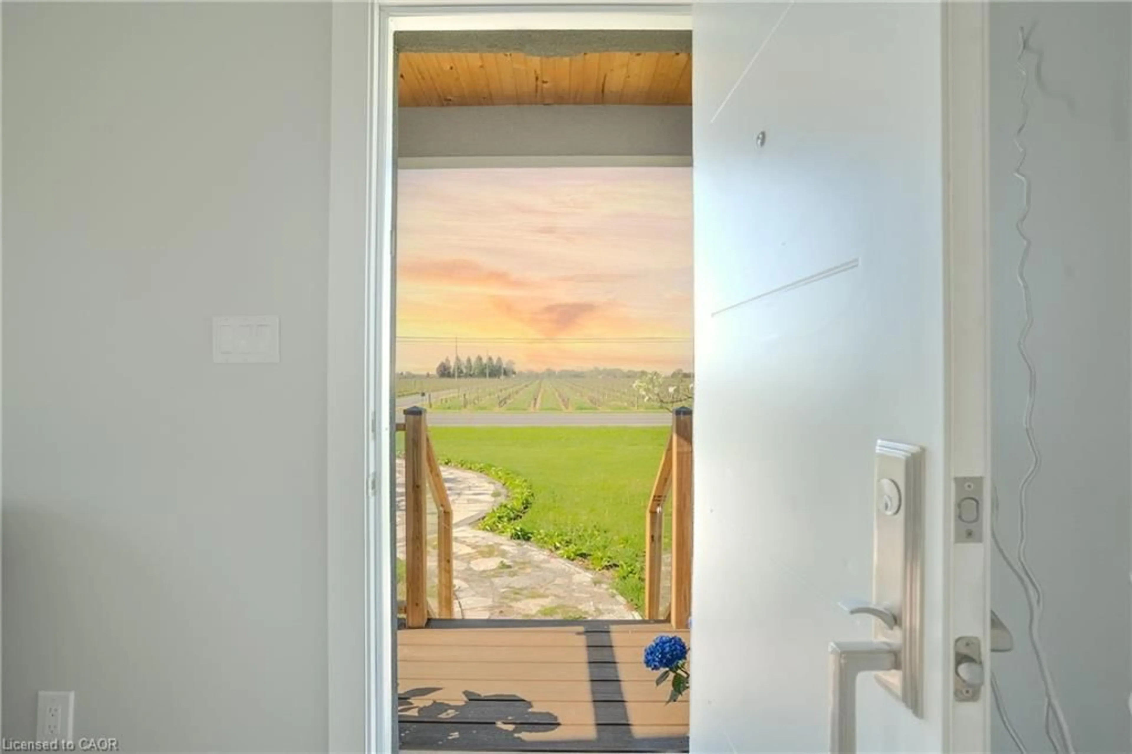 Indoor entryway for 165 East West Line Line, Niagara-on-the-Lake Ontario L0S 1J0