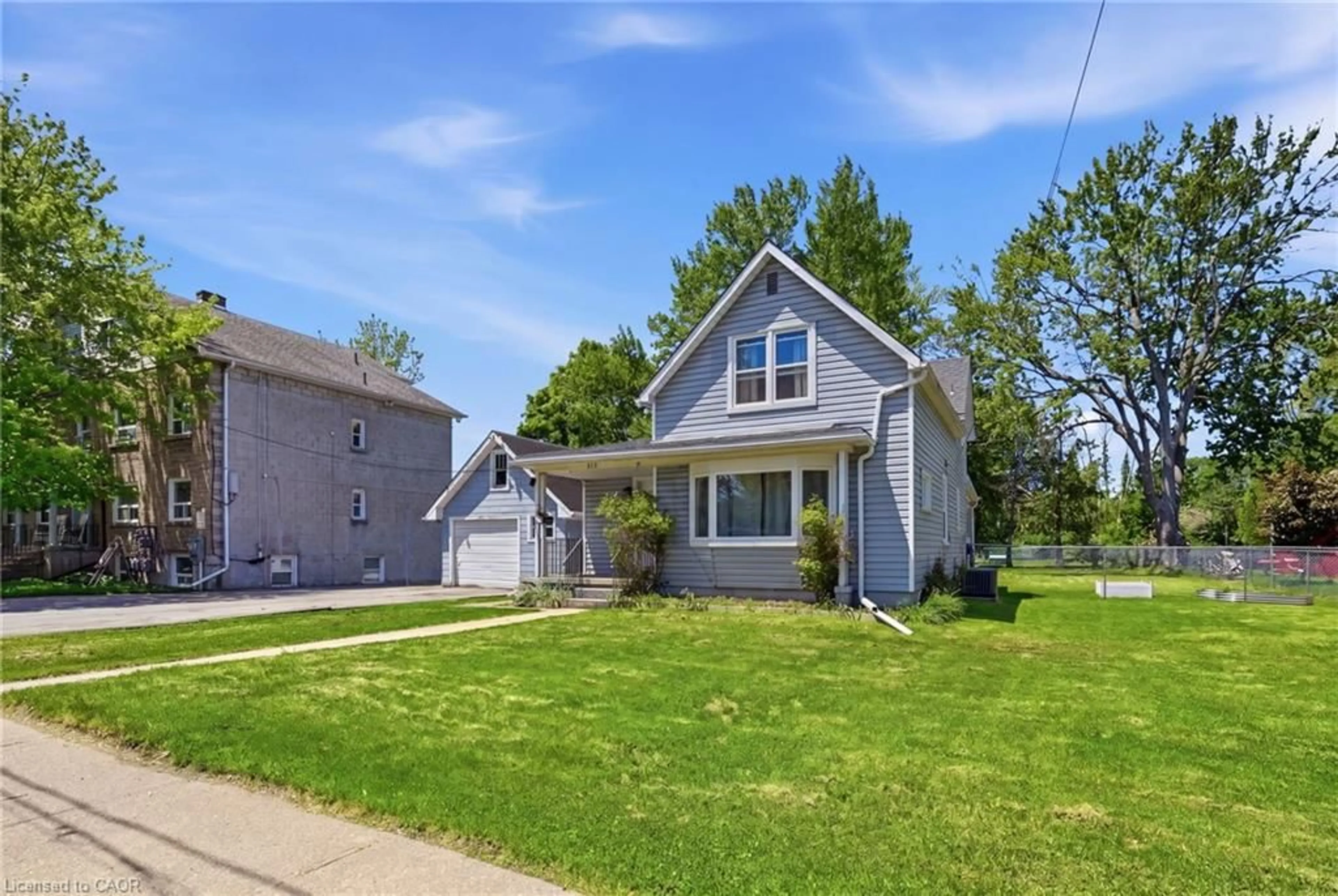 Home with vinyl exterior material, street for 412 Helena St, Dunnville Ontario N1A 2T2