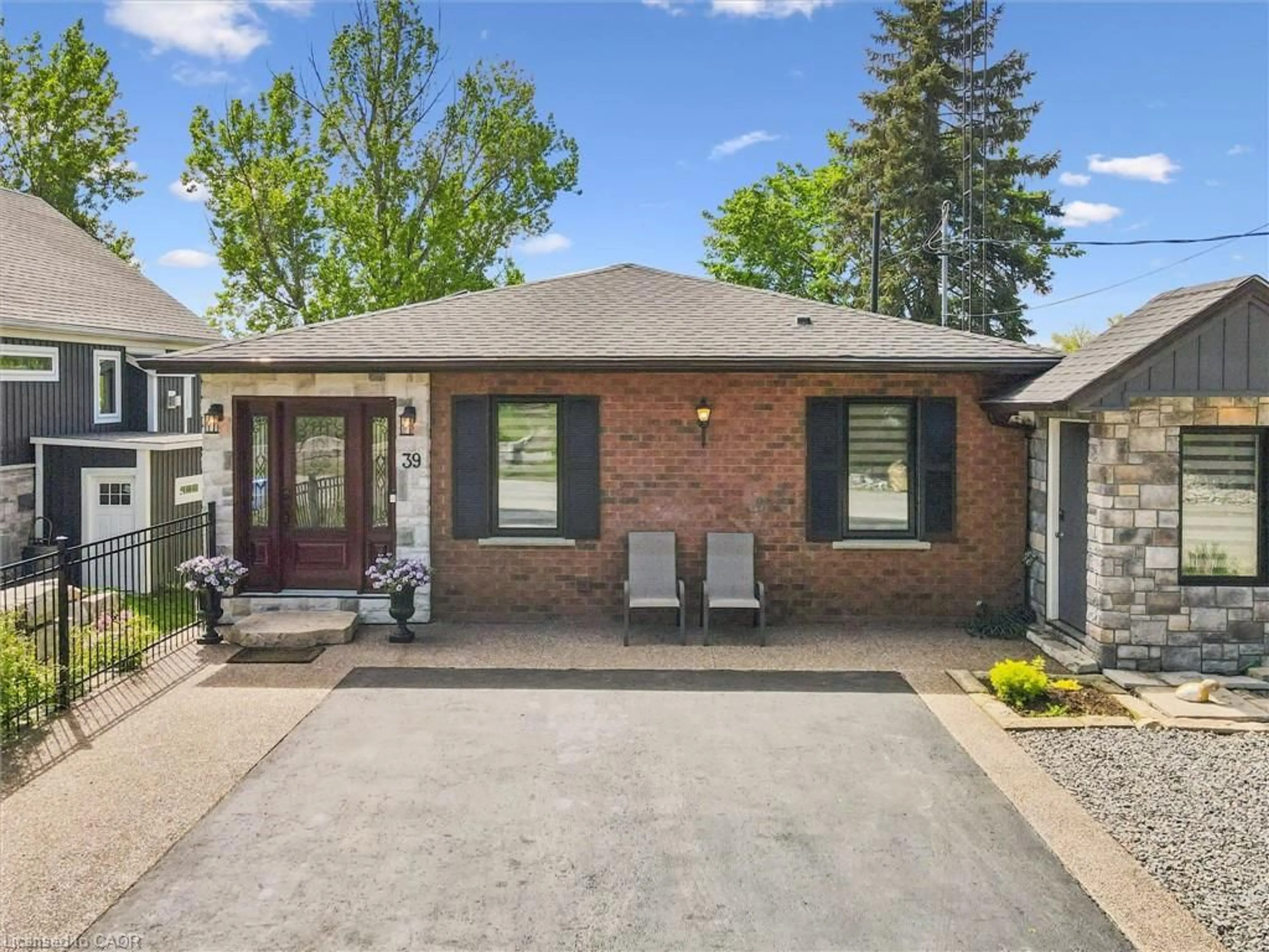 Home with brick exterior material, street for 39 Holly Trail, Puslinch Ontario N3C 2V4