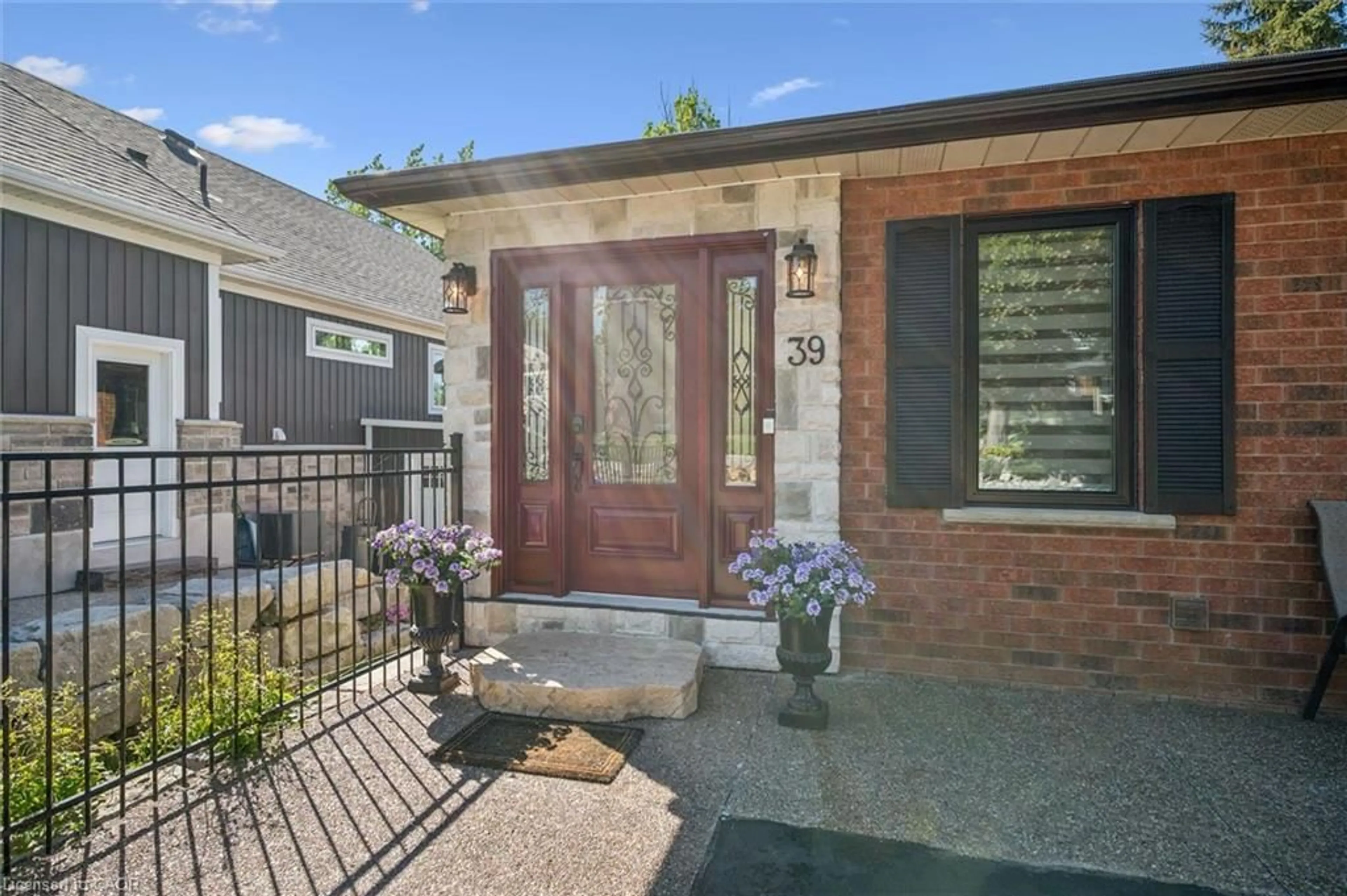 Home with brick exterior material, street for 39 Holly Trail, Puslinch Ontario N3C 2V4