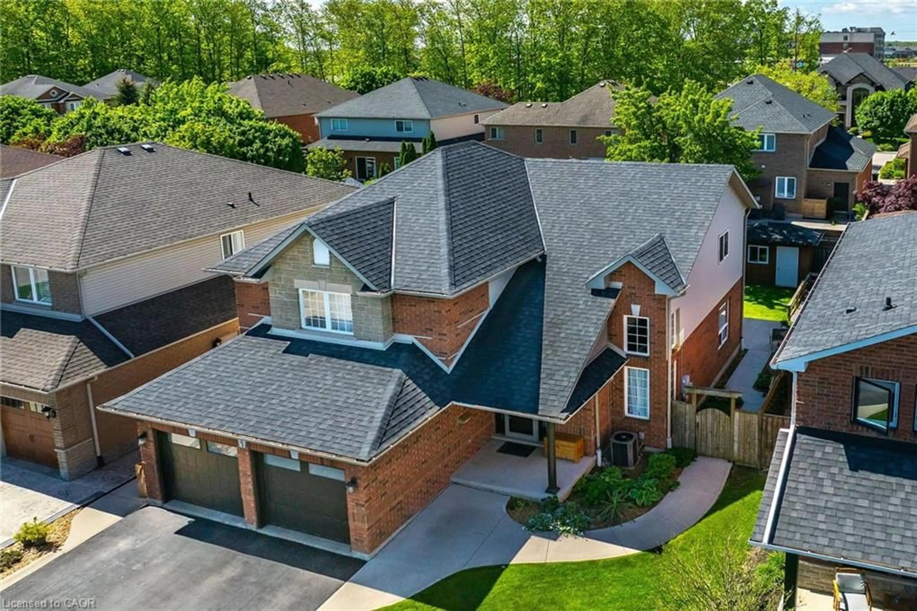 A pic from outside/outdoor area/front of a property/back of a property/a pic from drone, street for 234 Gatestone Dr, Stoney Creek Ontario L8J 3Y6