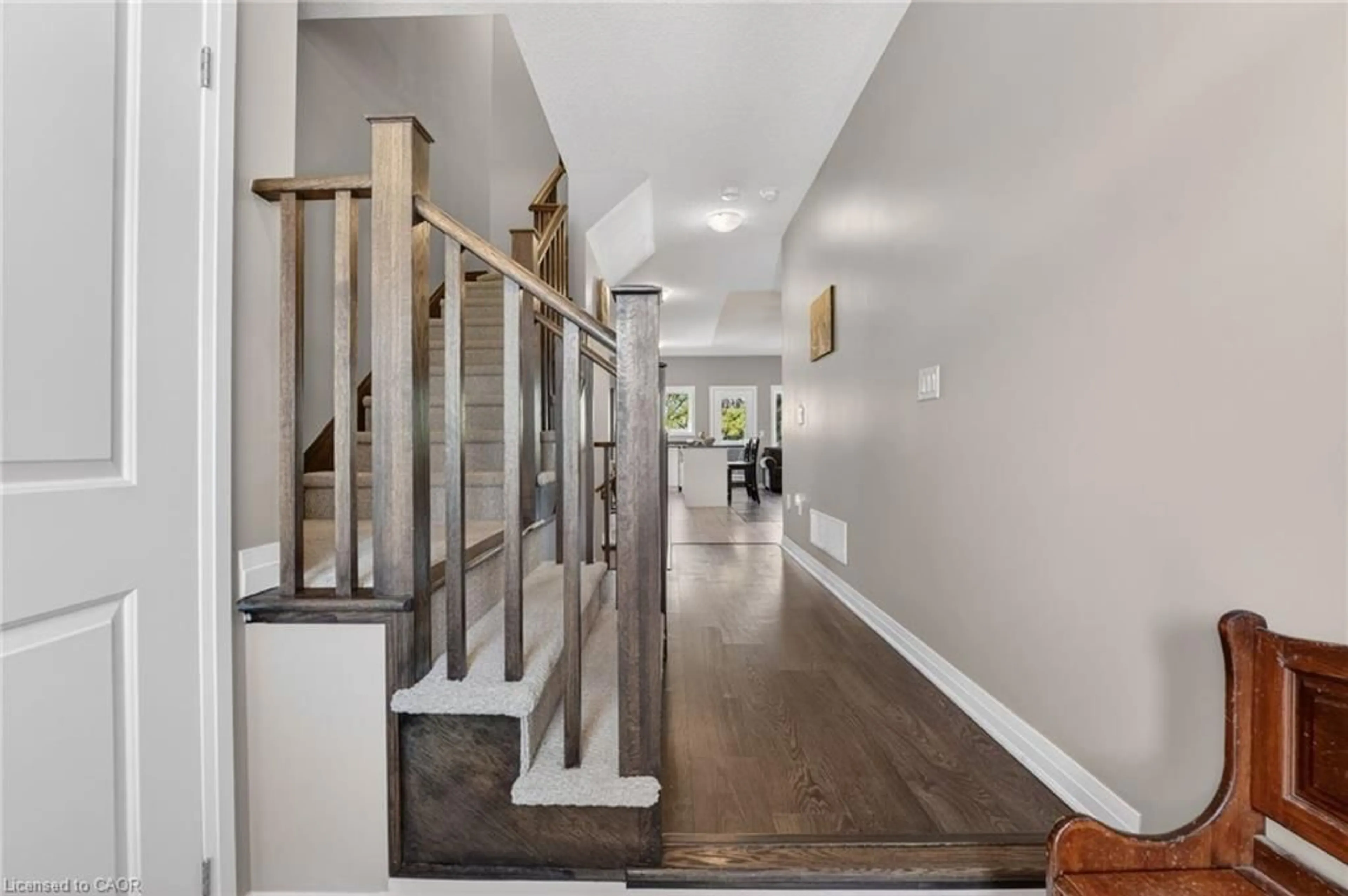 Indoor foyer for 4071 Fracchioni Dr, Beamsville Ontario L3J 0R5