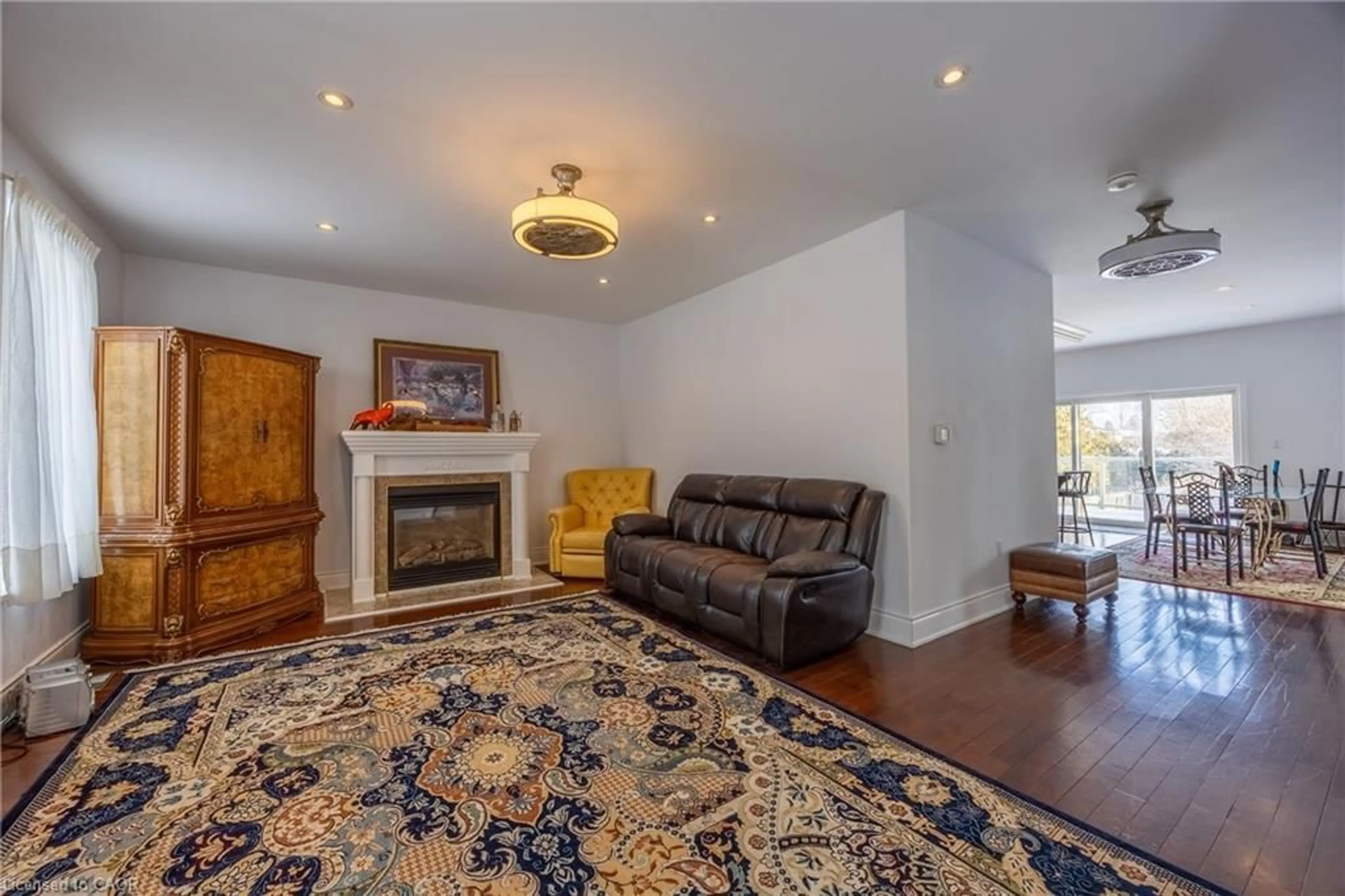 Living room with furniture, carpet floor for 514 Fishers Glen Rd, Vittoria Ontario N0E 1W0