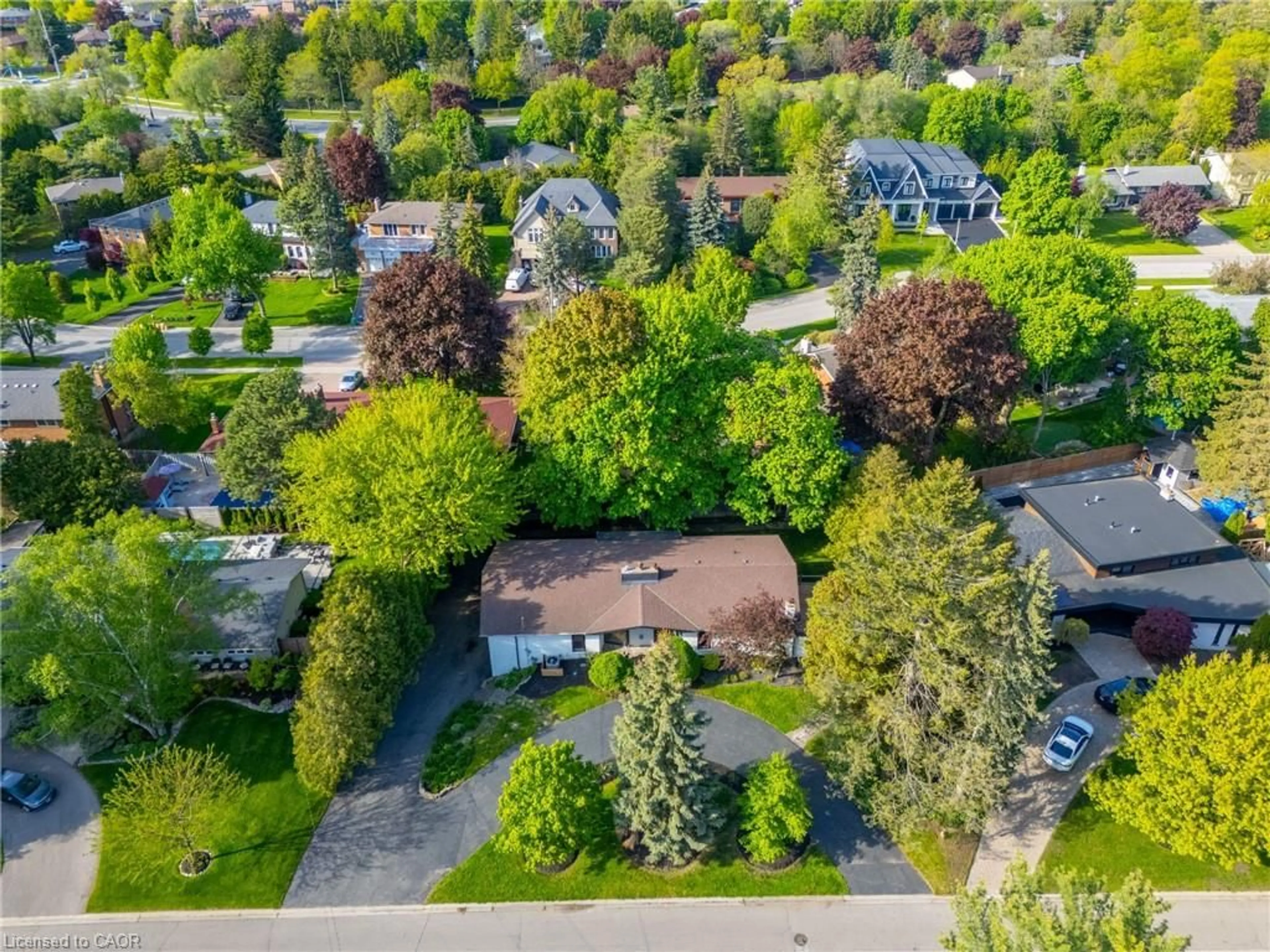 A pic from outside/outdoor area/front of a property/back of a property/a pic from drone, street for 625 Sir Richards Rd, Mississauga Ontario L5C 1A3