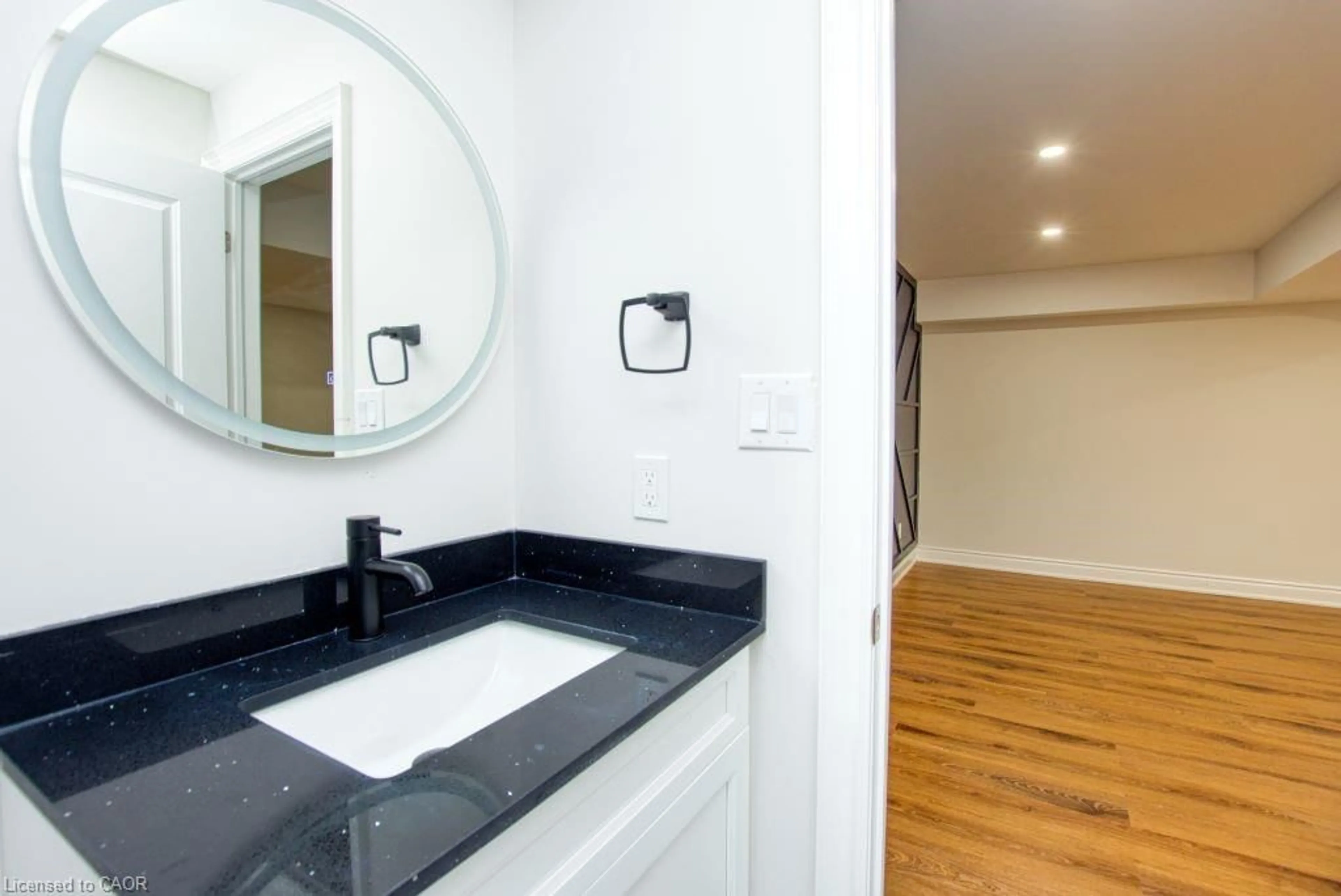 Standard bathroom, unknown for 4099 Maitland St, Beamsville Ontario L0R 1B6