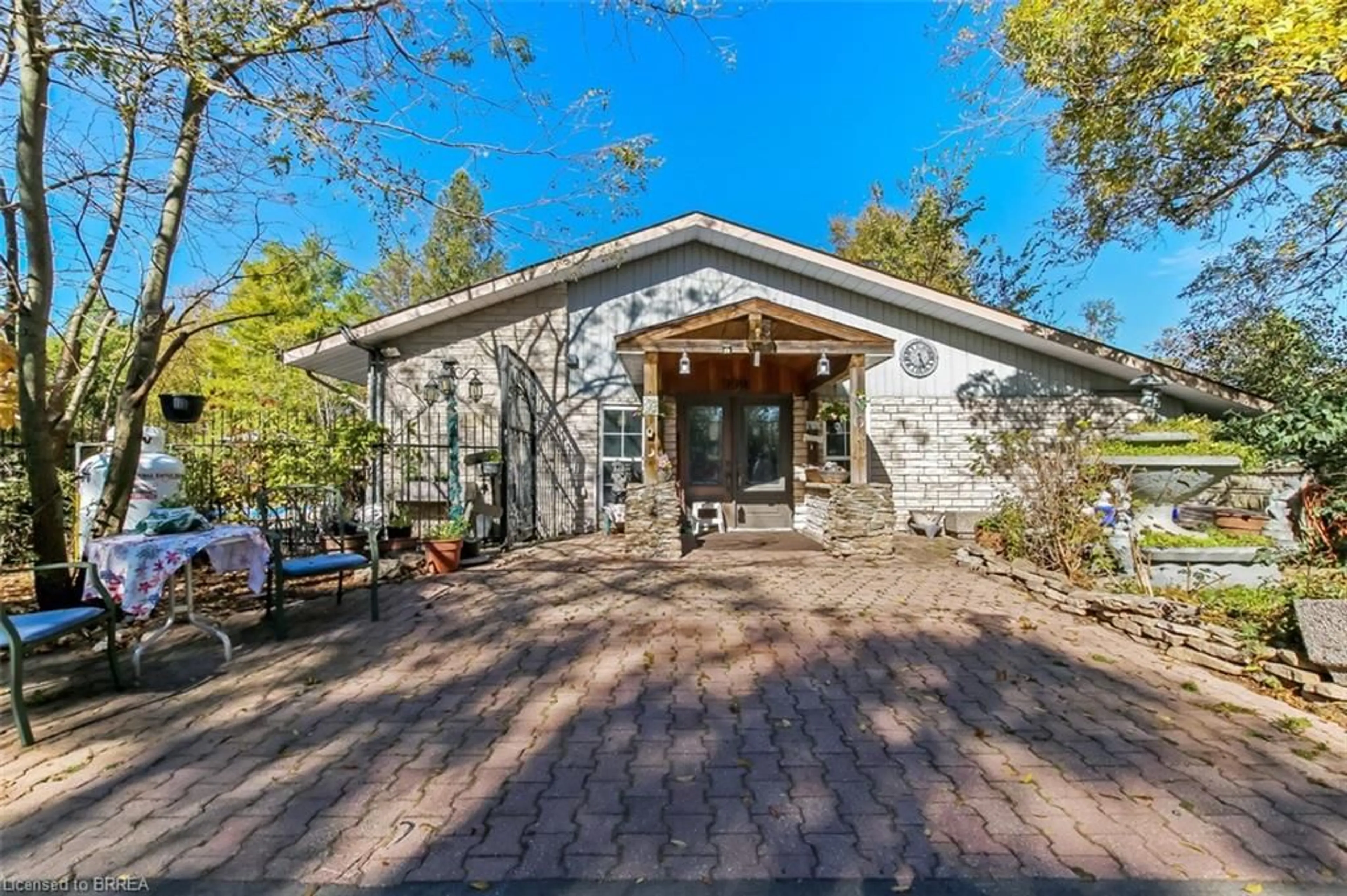 Indoor foyer for 999 5 Conc, Flamborough Ontario L9H 5E2