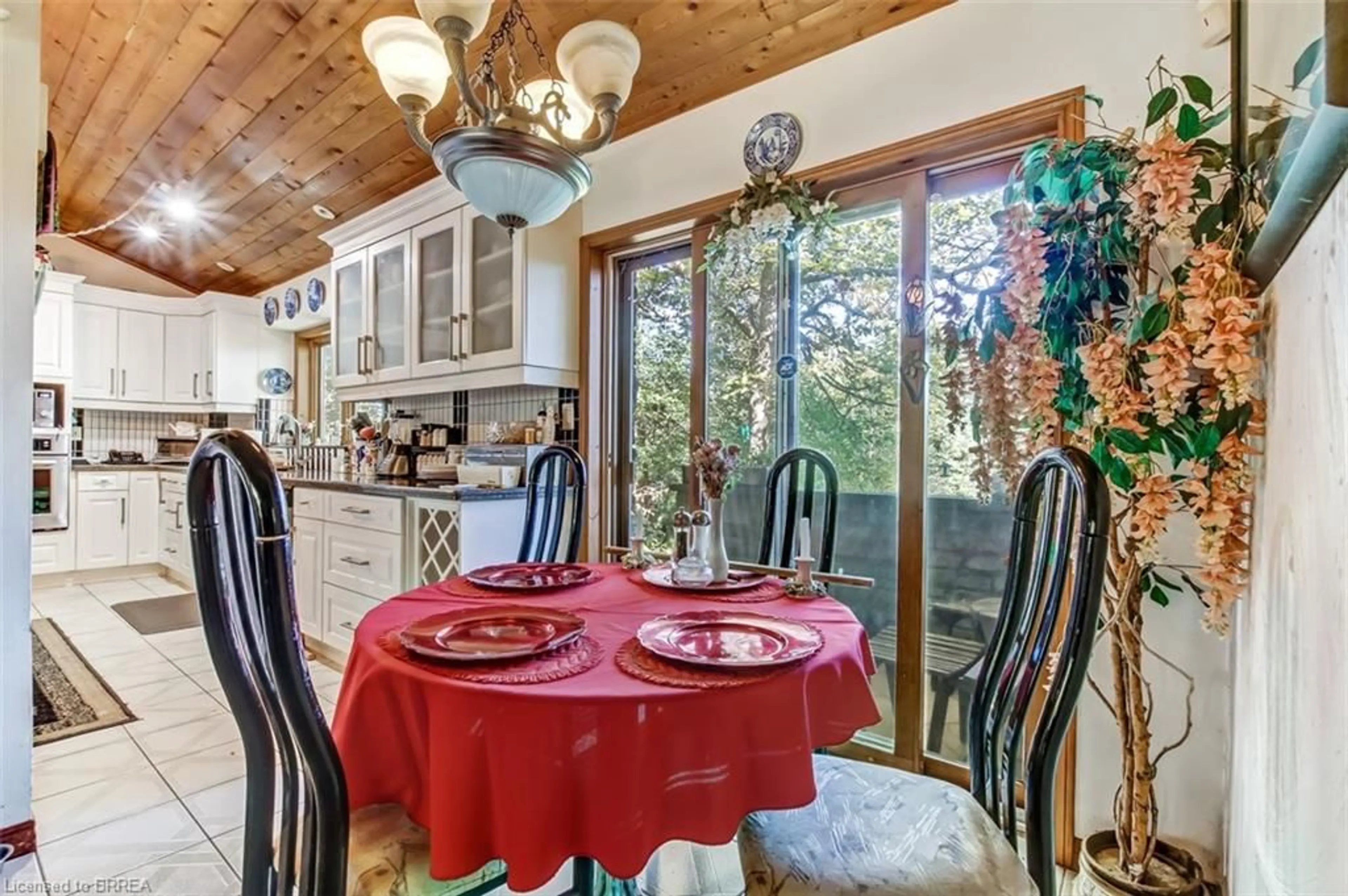 Dining room, ceramic/tile floor for 999 5 Conc, Flamborough Ontario L9H 5E2