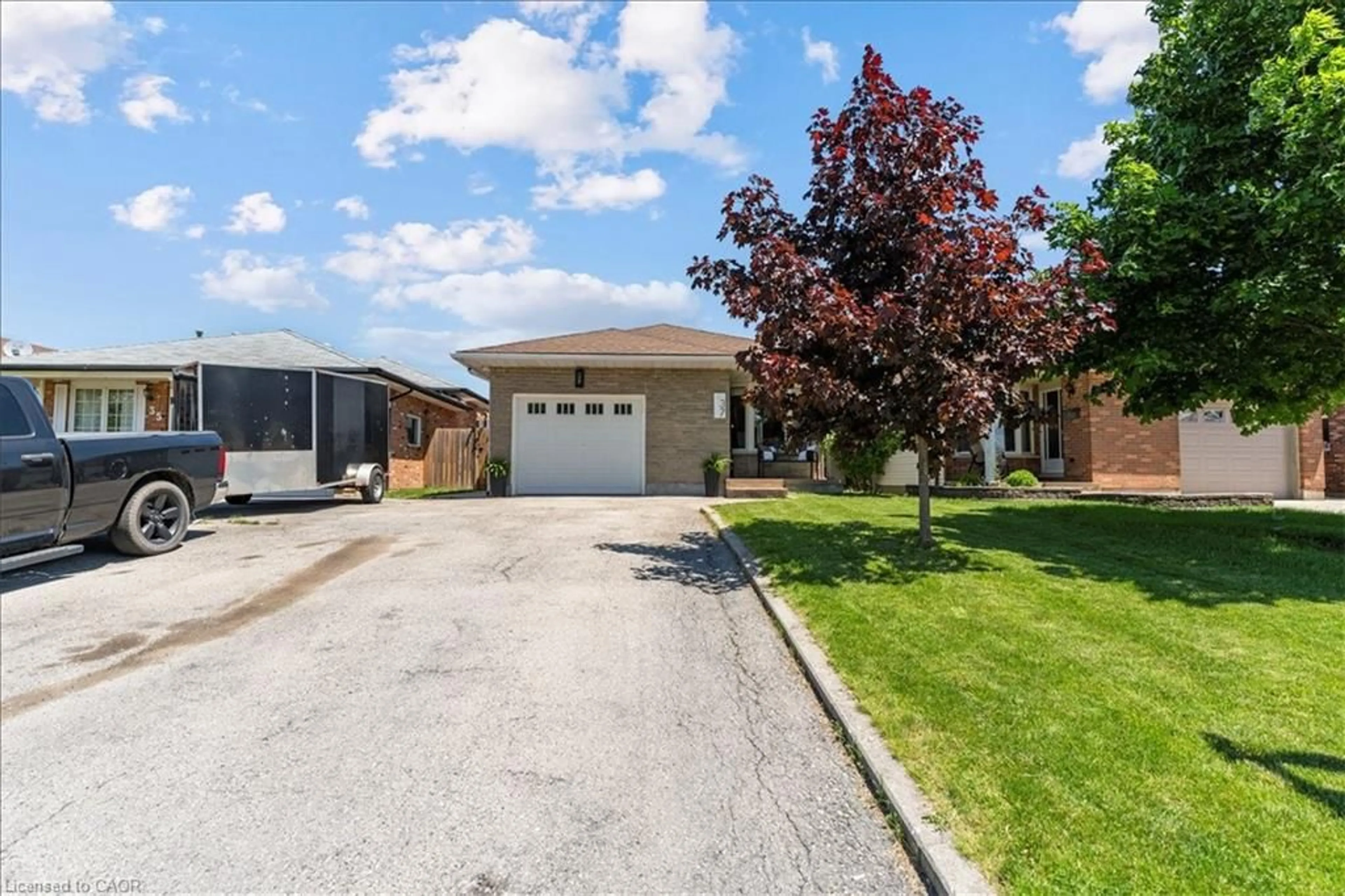 A pic from outside/outdoor area/front of a property/back of a property/a pic from drone, street for 37 Northridge Dr, Lincoln Ontario L0R 2A0