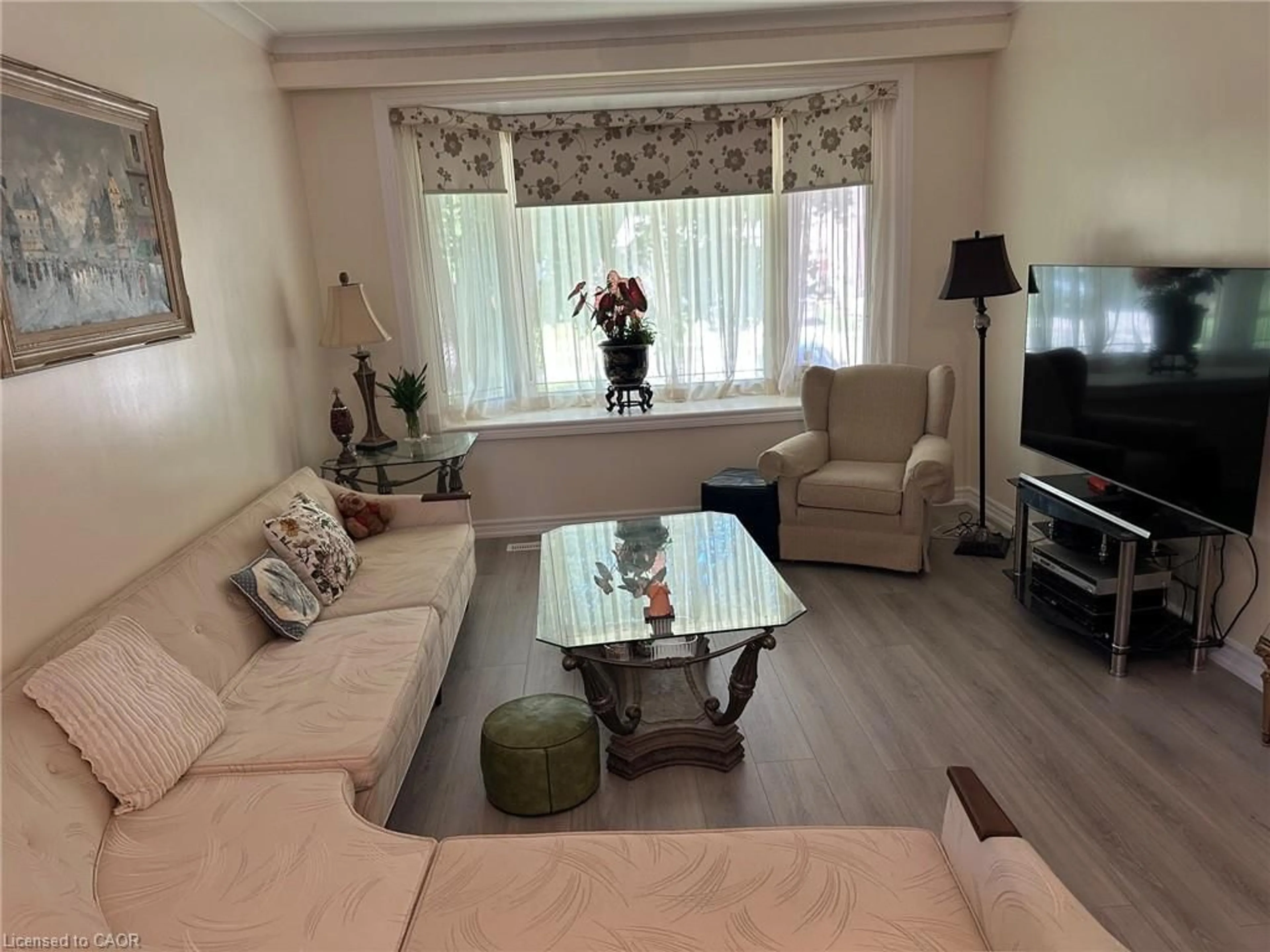 Living room with furniture, wood/laminate floor for 1571 Muir Rd, Mississauga Ontario L5E 2J3