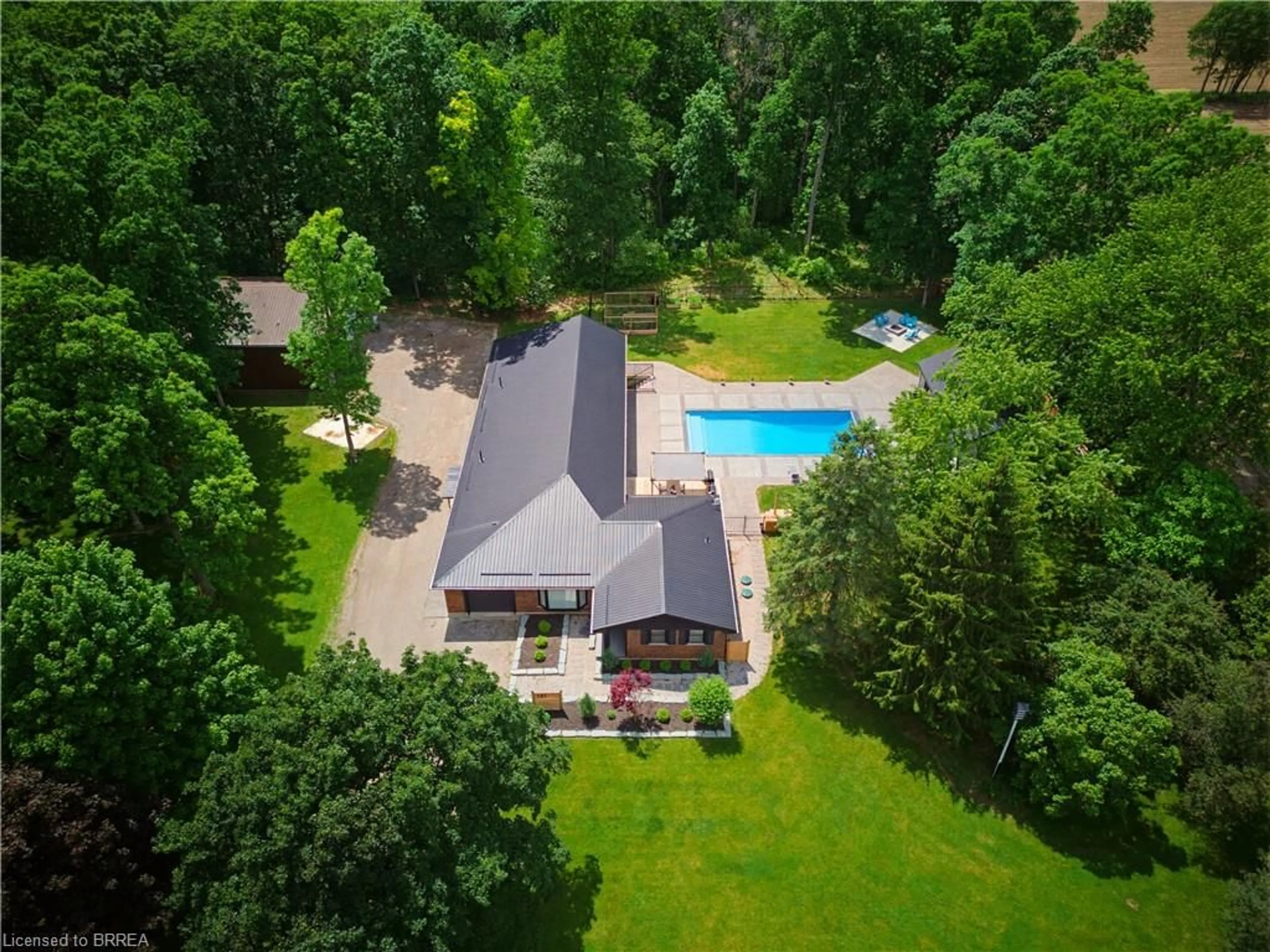 A pic from outside/outdoor area/front of a property/back of a property/a pic from drone, unknown for 131 Maple Ave, Burford Ontario N0E 1A0