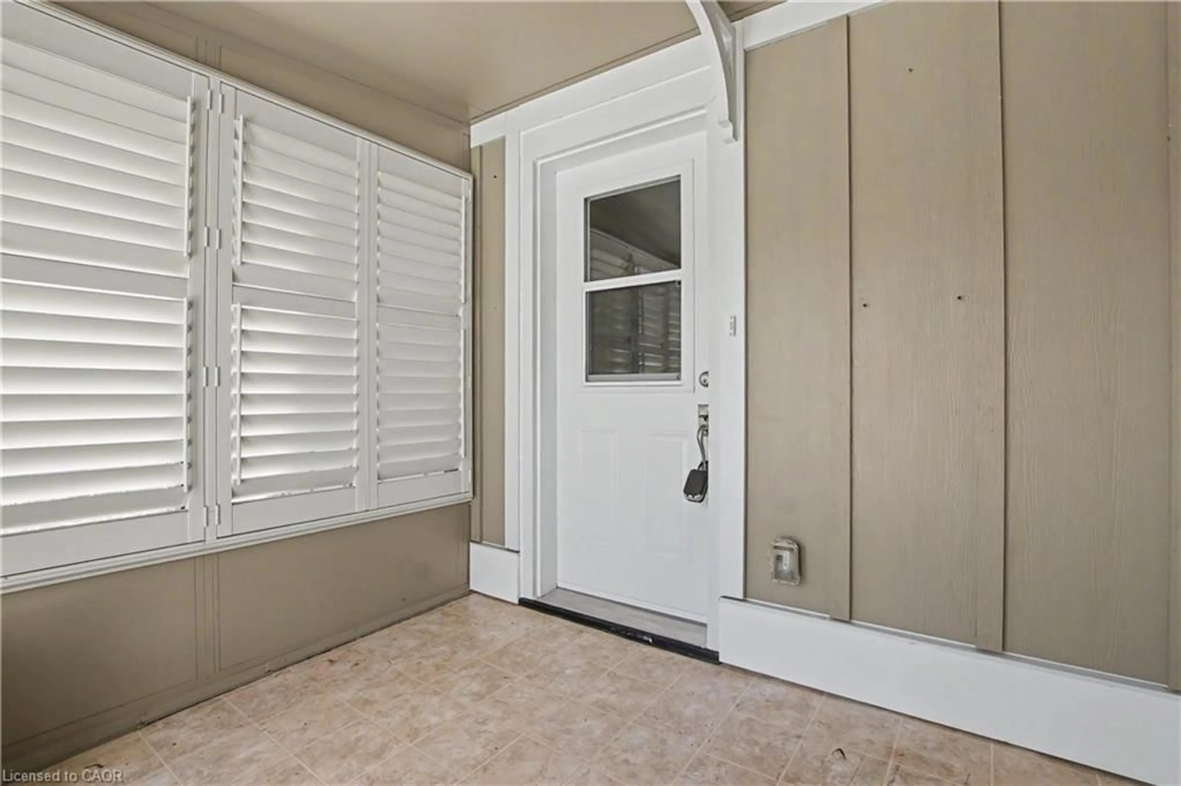 Indoor entryway for 31 Father Biro Trail, Hamilton Ontario L9B 1T8