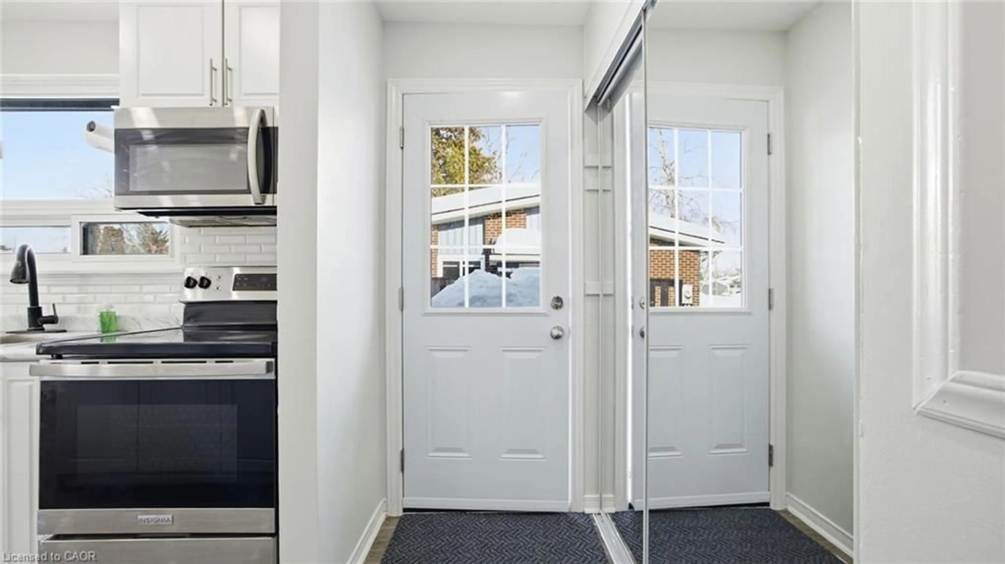 Indoor entryway for 45 Austen Lane, Barrie Ontario L4N 4V4